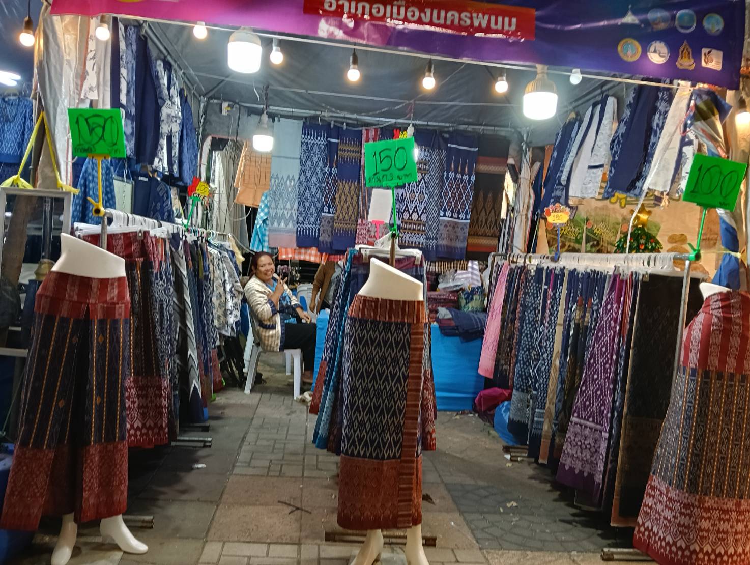 พช.นครพนม ส่งเสริมผู้ผลิต ผู้ประกอบการ OTOP ในการจัดแสดงและจำหน่ายสินค้าในงานประเพณีแห่ดาวคริสต์มาสนครพนม “ชมดาวที่หนองแสง” และกิจกรรม Nakhonphanom Winter Festival ประจำปี 2568