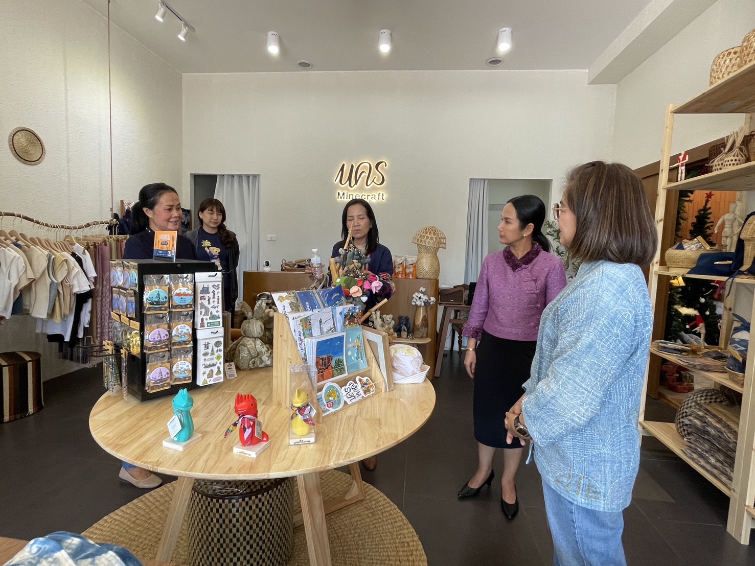 พช.นครพนม เยี่ยมชมให้กำลังใจร้านค้า Chom Nakhon Minecraft เครือข่ายกลุ่ม OTOP นครพนม