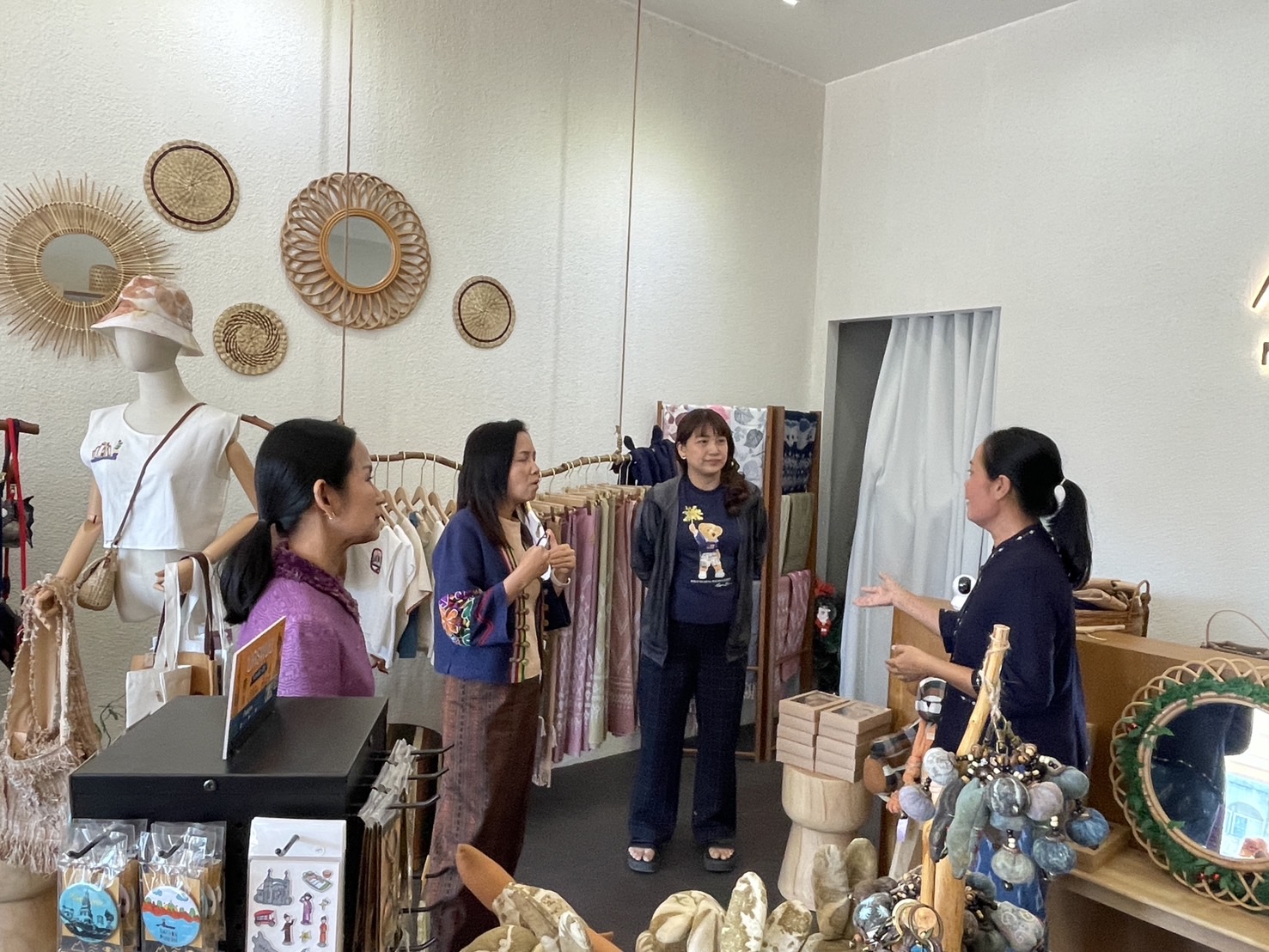 พช.นครพนม เยี่ยมชมให้กำลังใจร้านค้า Chom Nakhon Minecraft เครือข่ายกลุ่ม OTOP นครพนม