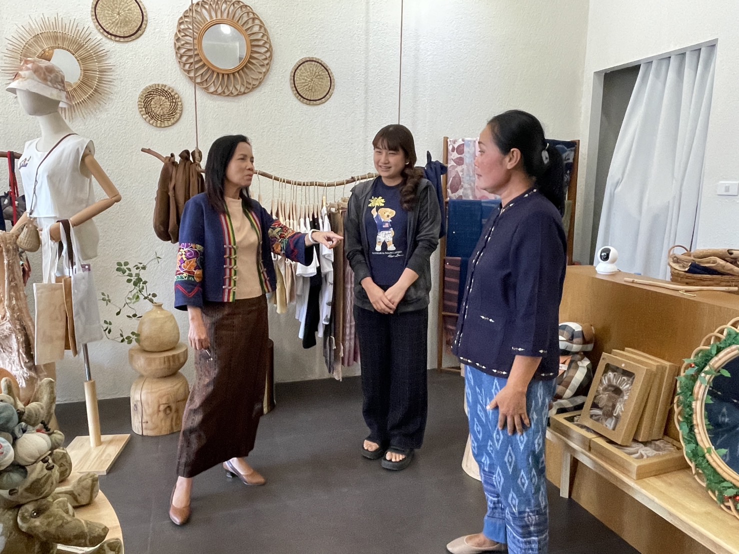พช.นครพนม เยี่ยมชมให้กำลังใจร้านค้า Chom Nakhon Minecraft เครือข่ายกลุ่ม OTOP นครพนม