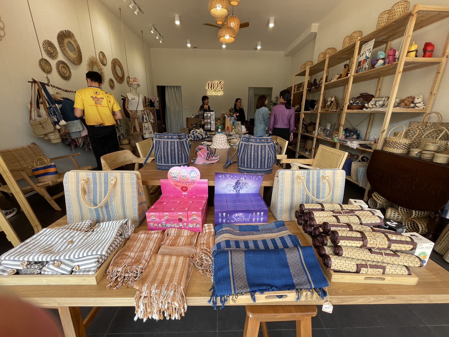 พช.นครพนม เยี่ยมชมให้กำลังใจร้านค้า Chom Nakhon Minecraft เครือข่ายกลุ่ม OTOP นครพนม