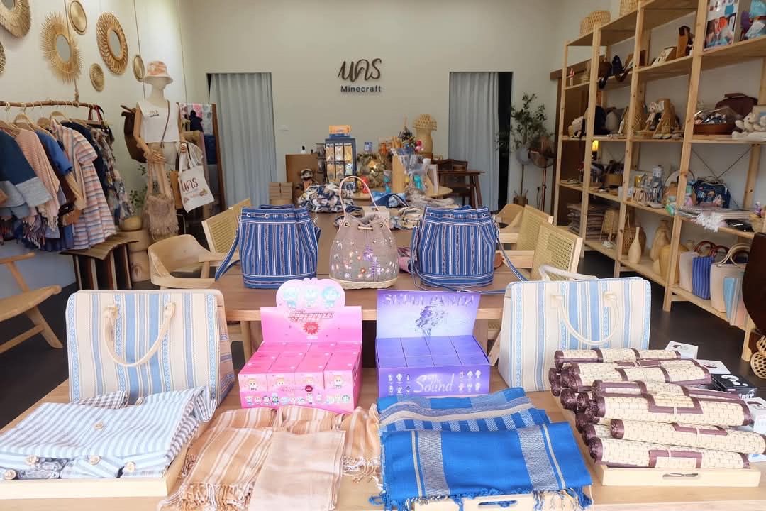 พช.นครพนม เยี่ยมชมให้กำลังใจร้านค้า Chom Nakhon Minecraft เครือข่ายกลุ่ม OTOP นครพนม