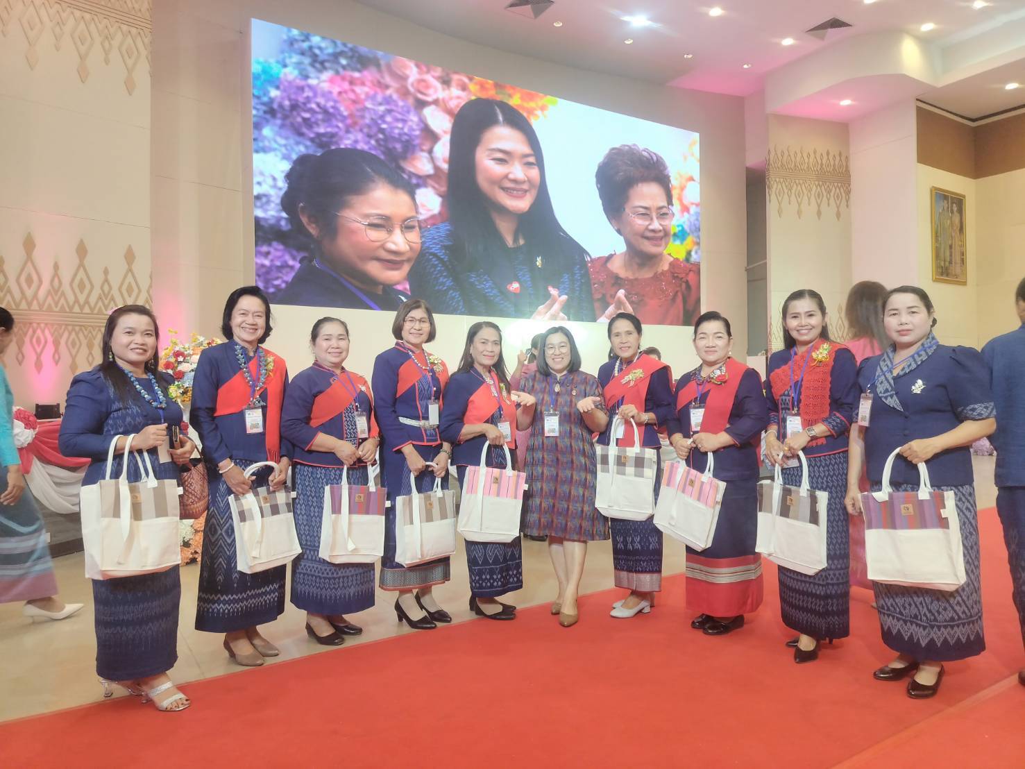 พช.นครพนม ร่วมโครงการเวทีร่วมคิด ร่วมสร้าง สานพลังสตรี 4 ภาค : เดินหน้าขับเคลื่อนกองทุนพัฒนาบทบาทสตรีสู่ความยั่งยืน