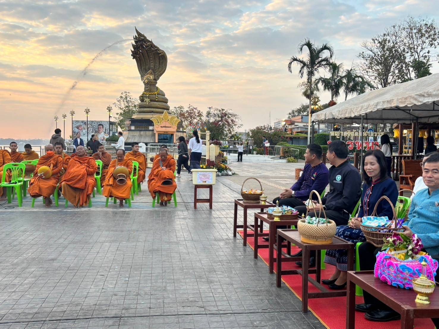 นครพนม หิ้วตะกร้า สวมผ้าไทย ใส่บาตรริมโขง ทุกวันพระ ส่งเสริมการท่องเที่ยวเชิงวัฒนธรรม สืบสานพระพุทธศาสนา