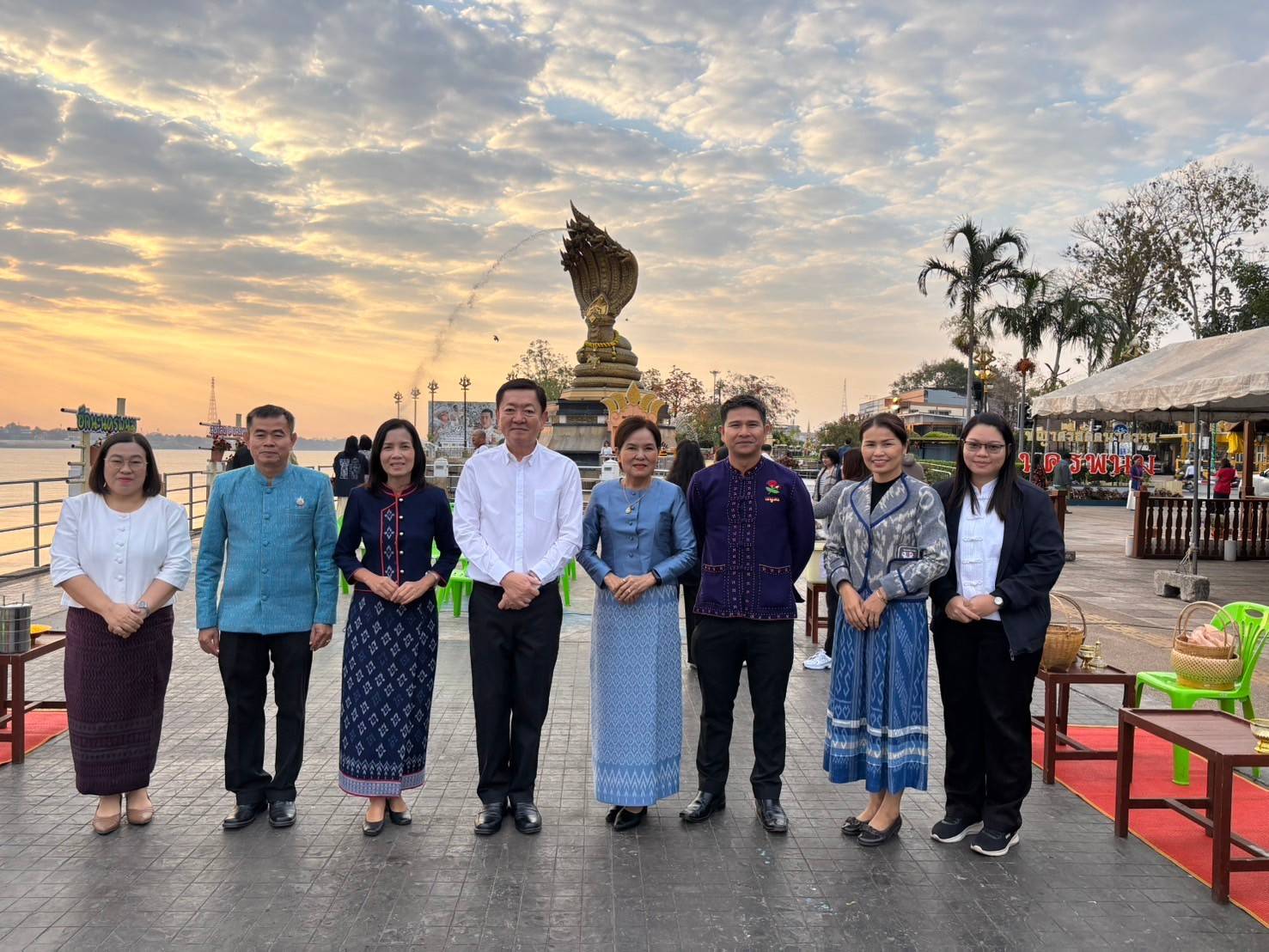 นครพนม หิ้วตะกร้า สวมผ้าไทย ใส่บาตรริมโขง ทุกวันพระ ส่งเสริมการท่องเที่ยวเชิงวัฒนธรรม สืบสานพระพุทธศาสนา