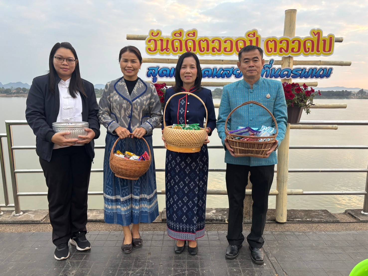 นครพนม หิ้วตะกร้า สวมผ้าไทย ใส่บาตรริมโขง ทุกวันพระ ส่งเสริมการท่องเที่ยวเชิงวัฒนธรรม สืบสานพระพุทธศาสนา