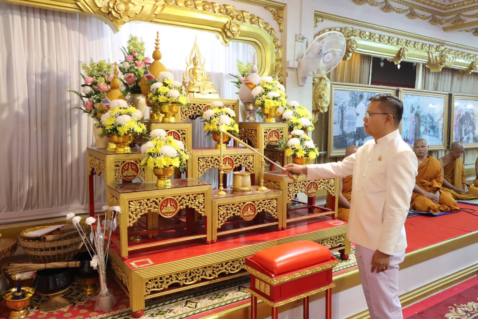 ผู้ว่าฯ นครพนม นำพุทธศาสนิกชนไทย-ลาวจำนวนนับหมื่น ร่วมพิธีเวียนเทียน นมัสการองค์พระธาตุพนม ในวันมาฆบูชา 2568