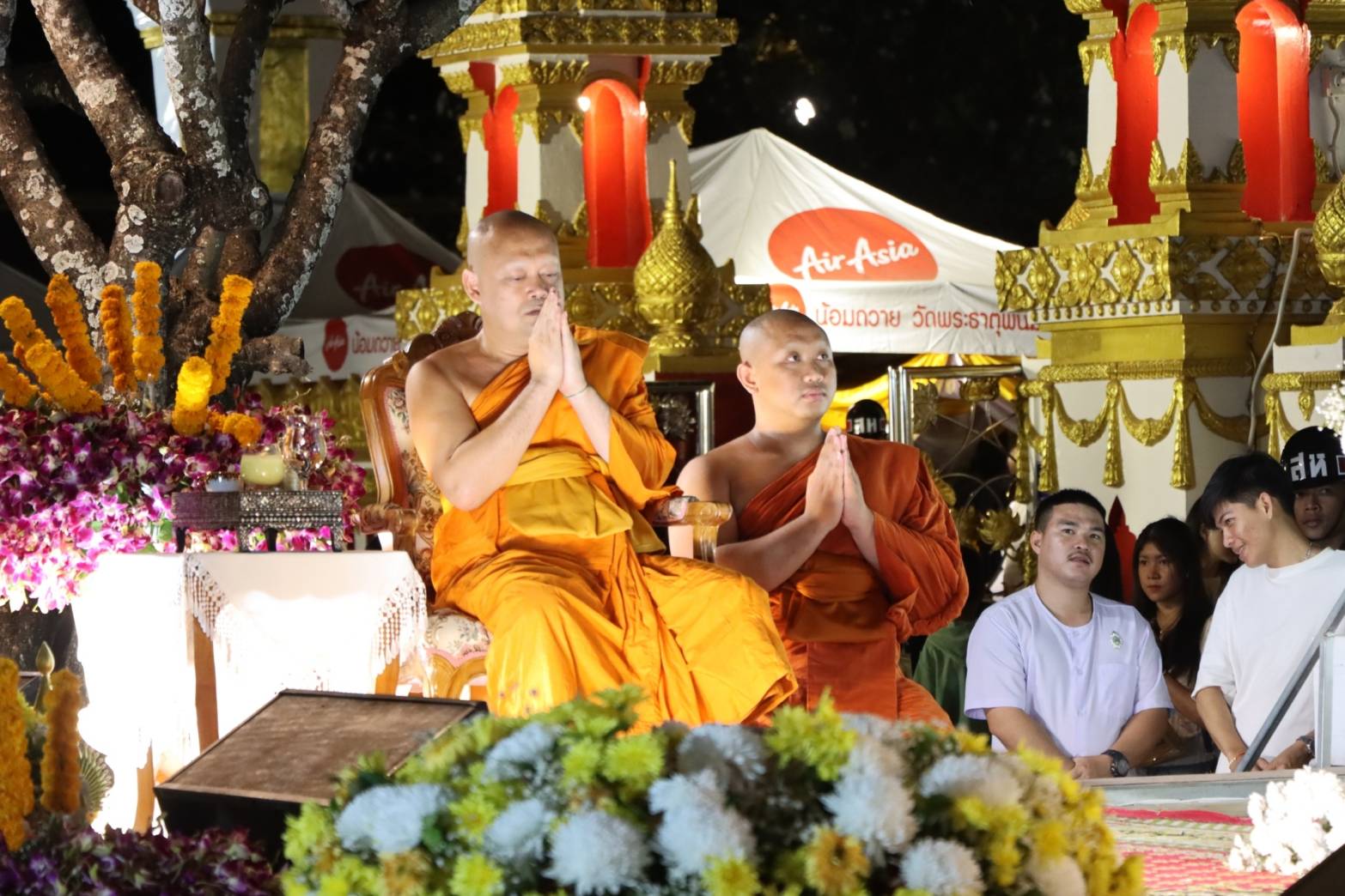 ผู้ว่าฯ นครพนม นำพุทธศาสนิกชนไทย-ลาวจำนวนนับหมื่น ร่วมพิธีเวียนเทียน นมัสการองค์พระธาตุพนม ในวันมาฆบูชา 2568