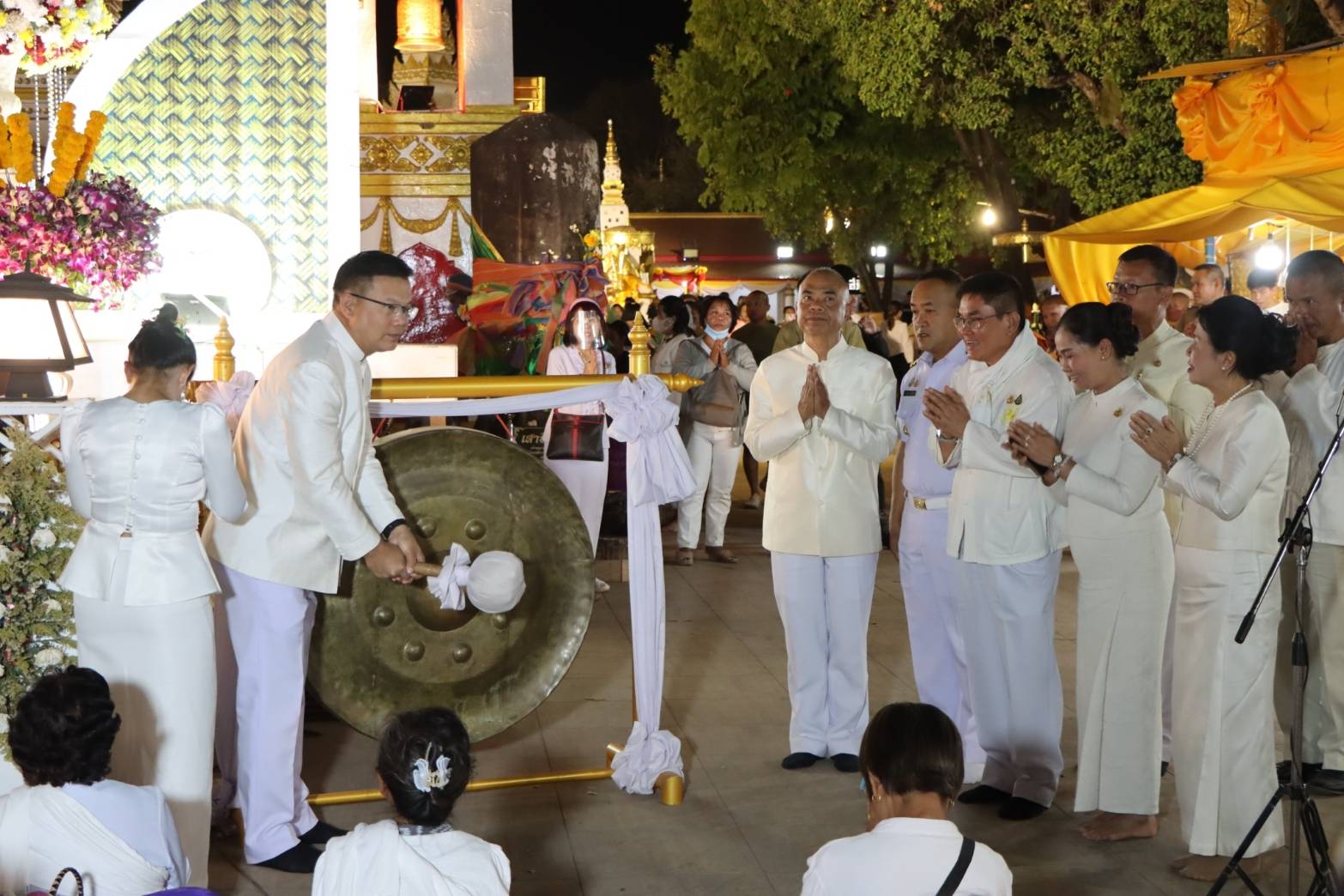 ผู้ว่าฯ นครพนม นำพุทธศาสนิกชนไทย-ลาวจำนวนนับหมื่น ร่วมพิธีเวียนเทียน นมัสการองค์พระธาตุพนม ในวันมาฆบูชา 2568