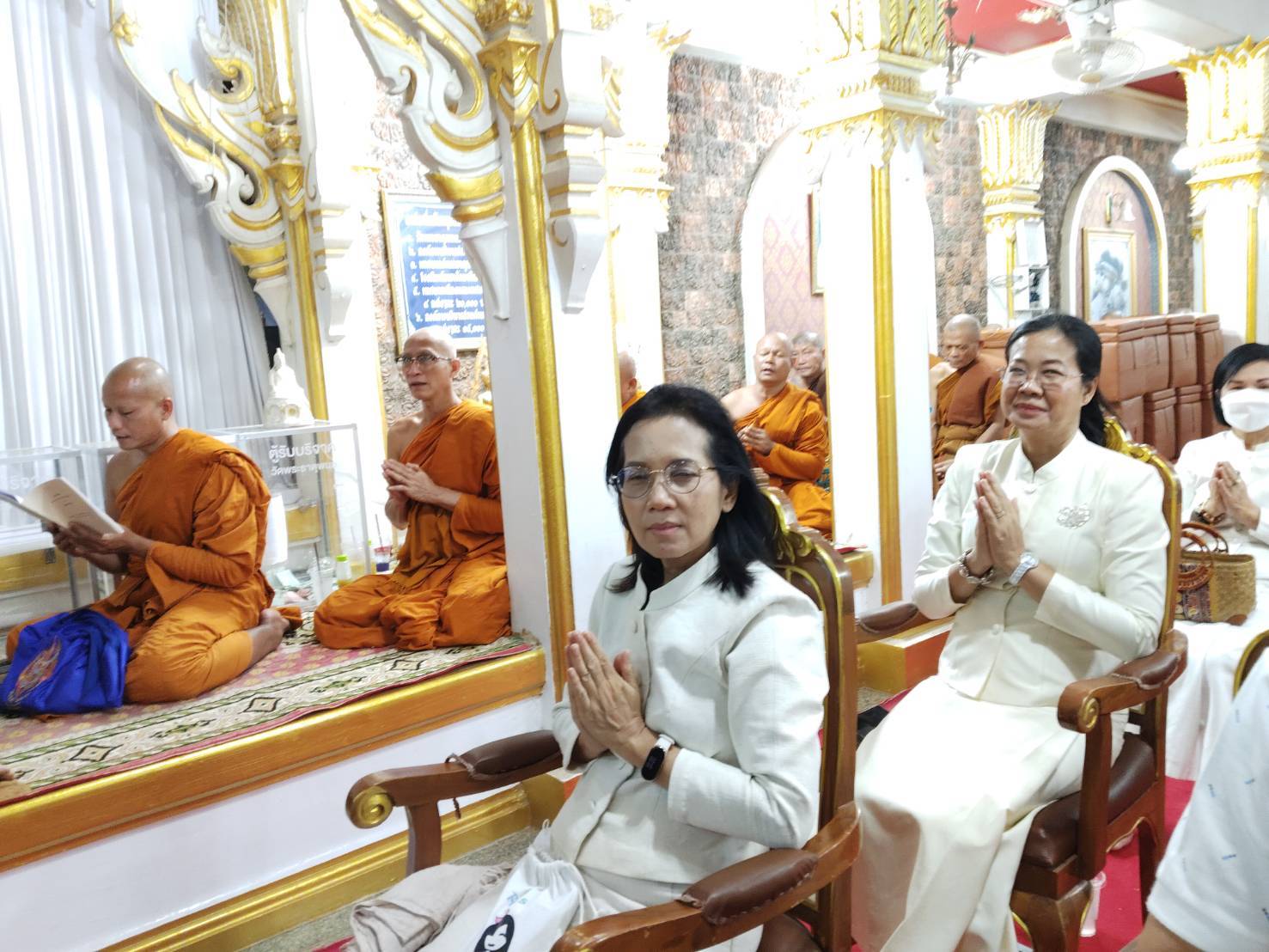 ผู้ว่าฯ นครพนม นำพุทธศาสนิกชนไทย-ลาวจำนวนนับหมื่น ร่วมพิธีเวียนเทียน นมัสการองค์พระธาตุพนม ในวันมาฆบูชา 2568