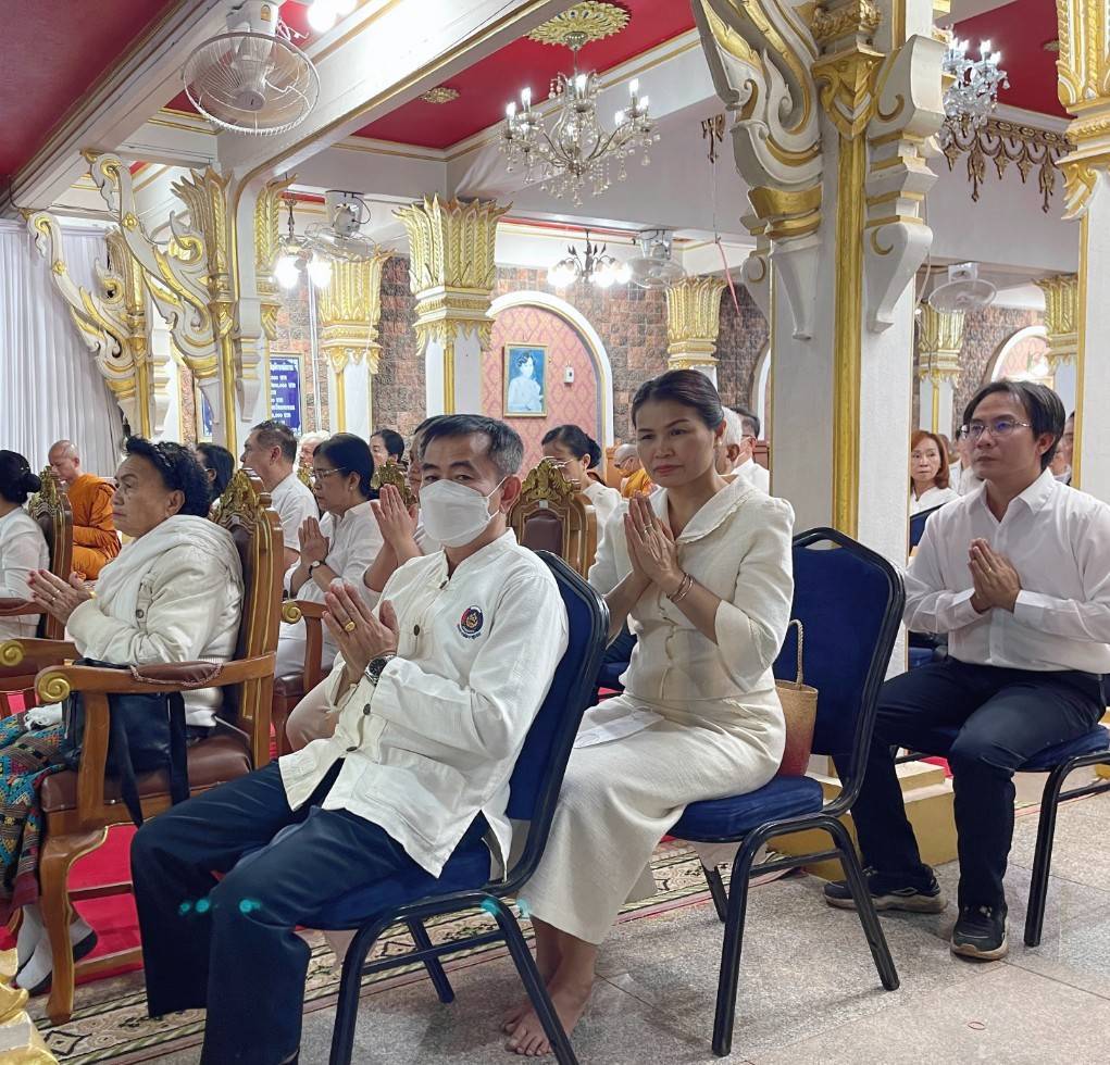 ผู้ว่าฯ นครพนม นำพุทธศาสนิกชนไทย-ลาวจำนวนนับหมื่น ร่วมพิธีเวียนเทียน นมัสการองค์พระธาตุพนม ในวันมาฆบูชา 2568