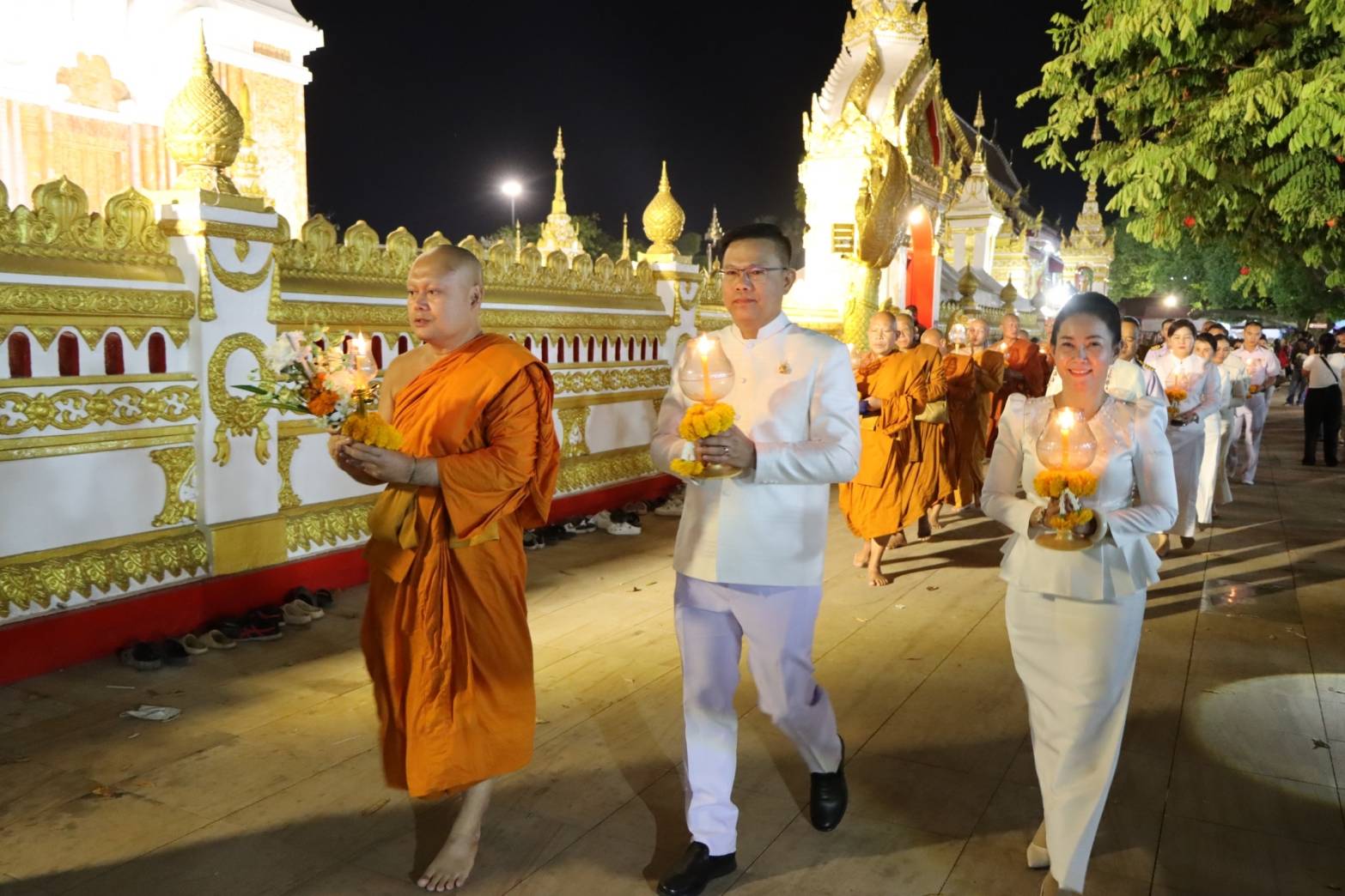 ผู้ว่าฯ นครพนม นำพุทธศาสนิกชนไทย-ลาวจำนวนนับหมื่น ร่วมพิธีเวียนเทียน นมัสการองค์พระธาตุพนม ในวันมาฆบูชา 2568