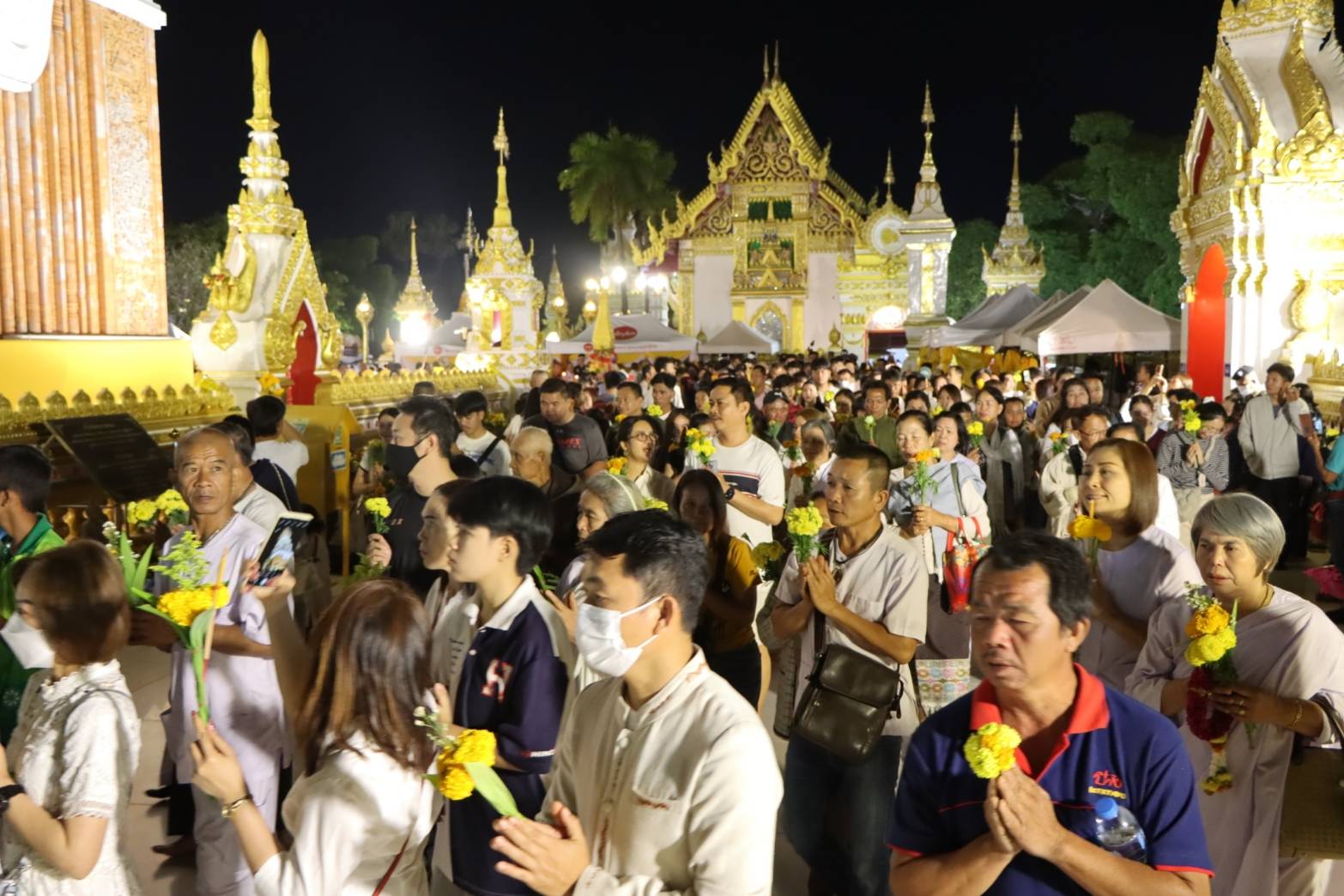ผู้ว่าฯ นครพนม นำพุทธศาสนิกชนไทย-ลาวจำนวนนับหมื่น ร่วมพิธีเวียนเทียน นมัสการองค์พระธาตุพนม ในวันมาฆบูชา 2568
