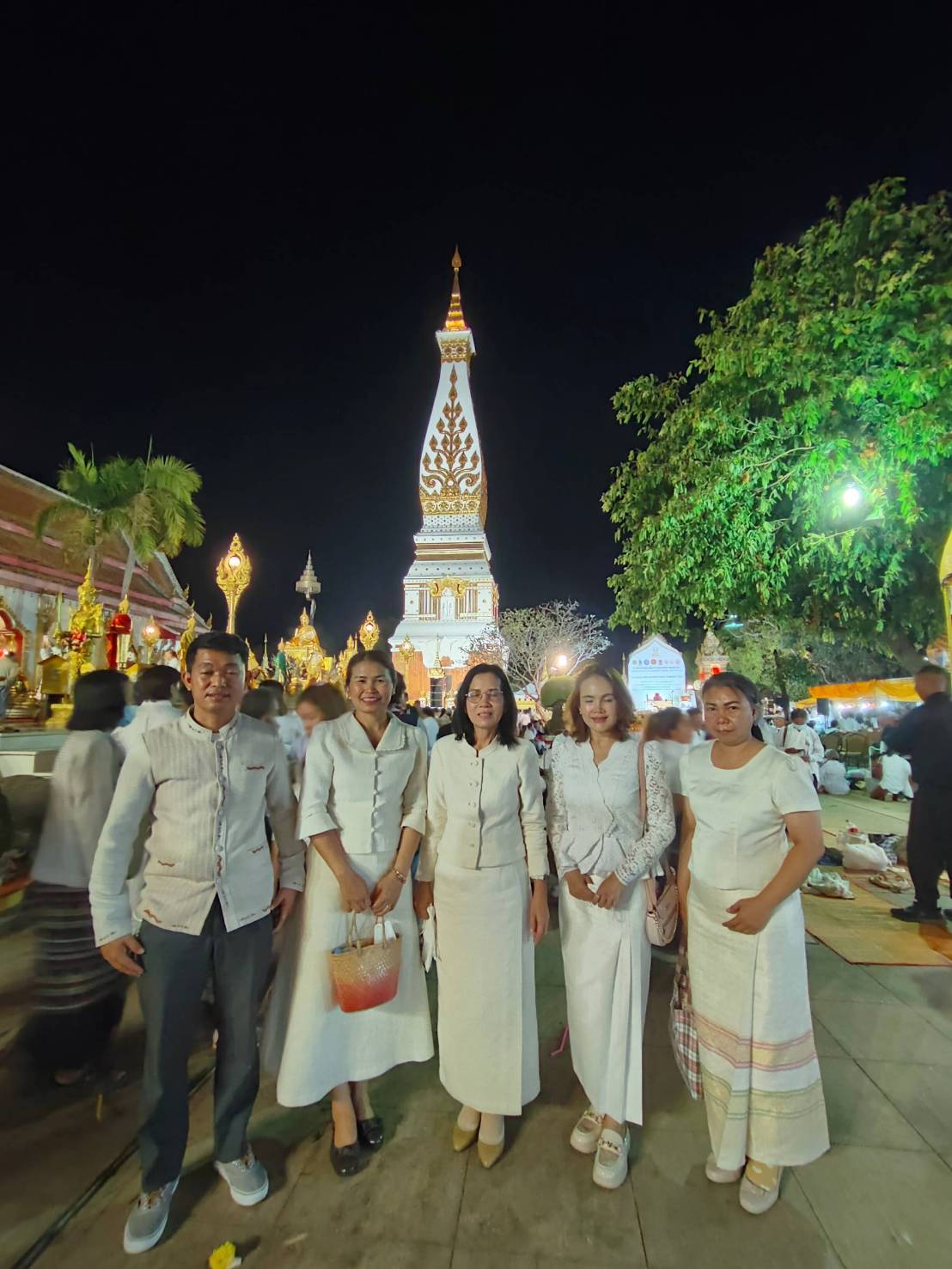 ผู้ว่าฯ นครพนม นำพุทธศาสนิกชนไทย-ลาวจำนวนนับหมื่น ร่วมพิธีเวียนเทียน นมัสการองค์พระธาตุพนม ในวันมาฆบูชา 2568