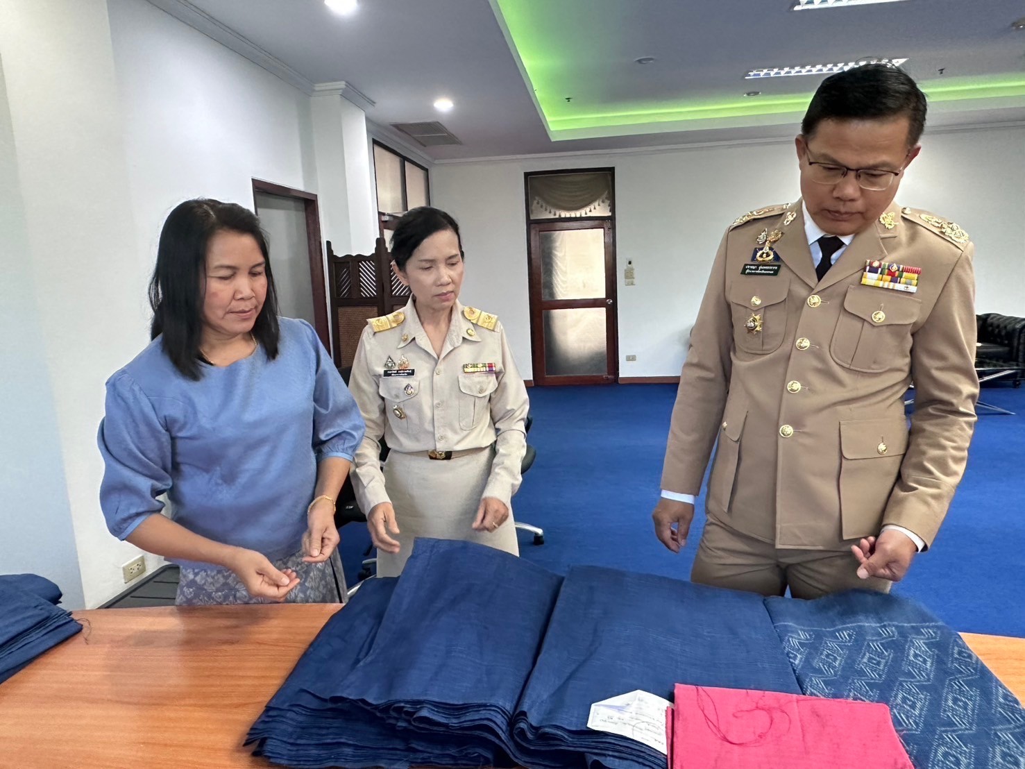 ผู้ว่าฯ นครพนม พิจารณาผ้าสำหรับนำไปตัดชุดเสื้อผ้าไทยผ้าพื้นเมือง สำหรับคณะรัฐมนตรีได้สวมใส่ในการเข้าร่วมประชุม ครม.สัญจร