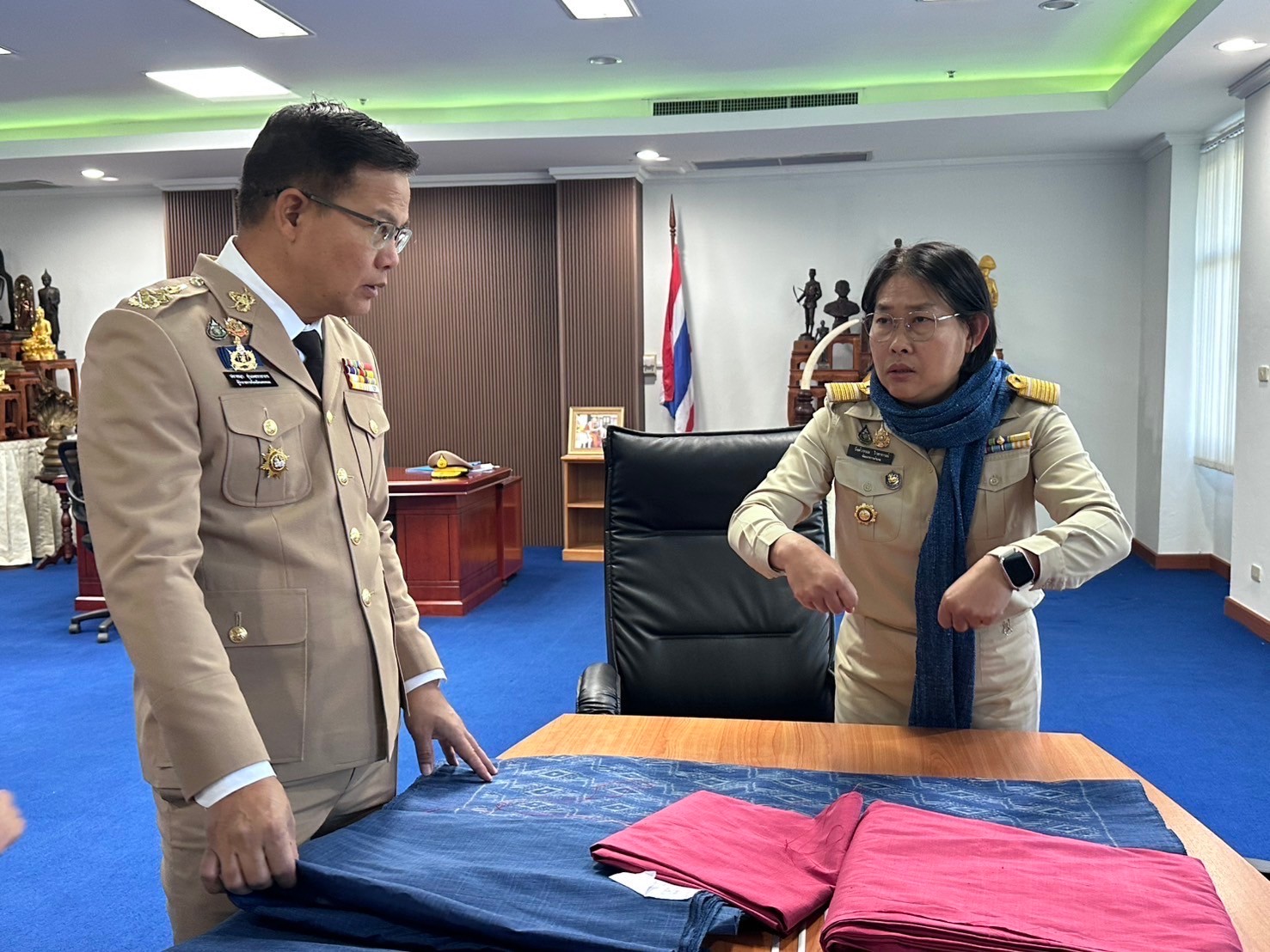 ผู้ว่าฯ นครพนม พิจารณาผ้าสำหรับนำไปตัดชุดเสื้อผ้าไทยผ้าพื้นเมือง สำหรับคณะรัฐมนตรีได้สวมใส่ในการเข้าร่วมประชุม ครม.สัญจร