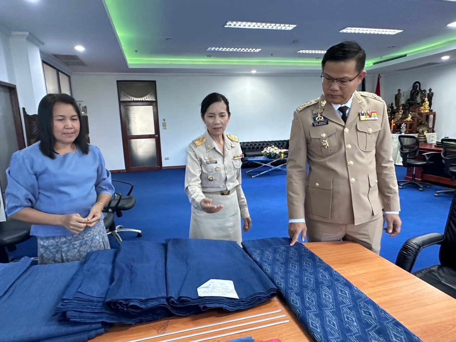 ผู้ว่าฯ นครพนม พิจารณาผ้าสำหรับนำไปตัดชุดเสื้อผ้าไทยผ้าพื้นเมือง สำหรับคณะรัฐมนตรีได้สวมใส่ในการเข้าร่วมประชุม ครม.สัญจร