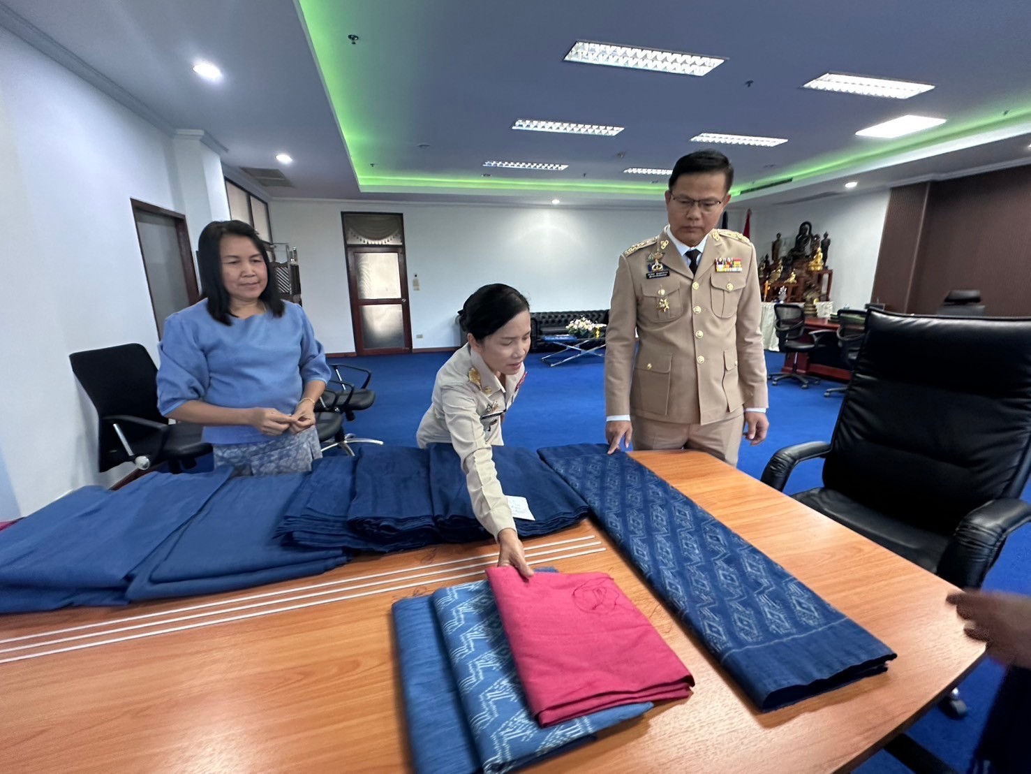 ผู้ว่าฯ นครพนม พิจารณาผ้าสำหรับนำไปตัดชุดเสื้อผ้าไทยผ้าพื้นเมือง สำหรับคณะรัฐมนตรีได้สวมใส่ในการเข้าร่วมประชุม ครม.สัญจร