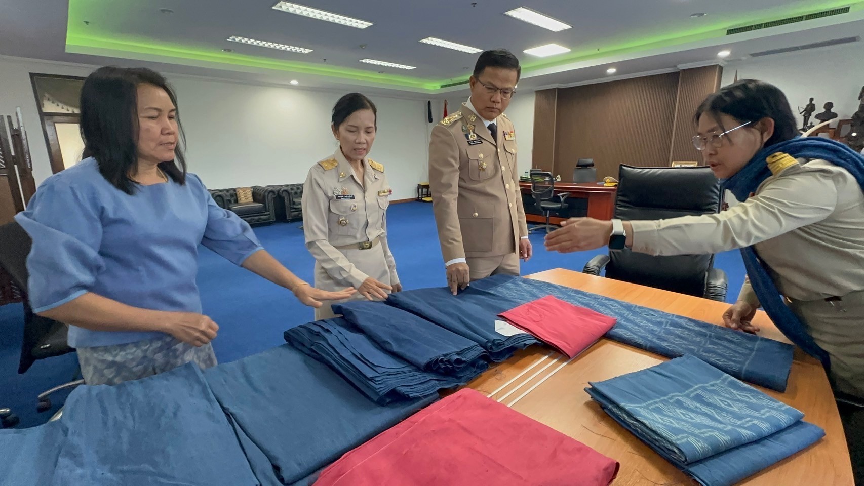 ผู้ว่าฯ นครพนม พิจารณาผ้าสำหรับนำไปตัดชุดเสื้อผ้าไทยผ้าพื้นเมือง สำหรับคณะรัฐมนตรีได้สวมใส่ในการเข้าร่วมประชุม ครม.สัญจร