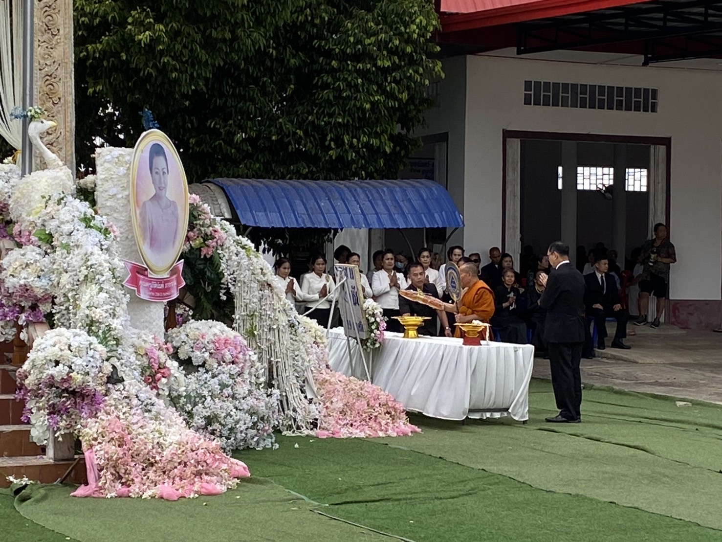 พช.นครพนม ร่วมพิธีฌาปนกิจศพ คุณแม่ภิตินันท์ ภากรกุล มารดาของนายภาสวัฒน์ บุญสม นักวิชาการพัฒนาชุมชนชำนาญการ