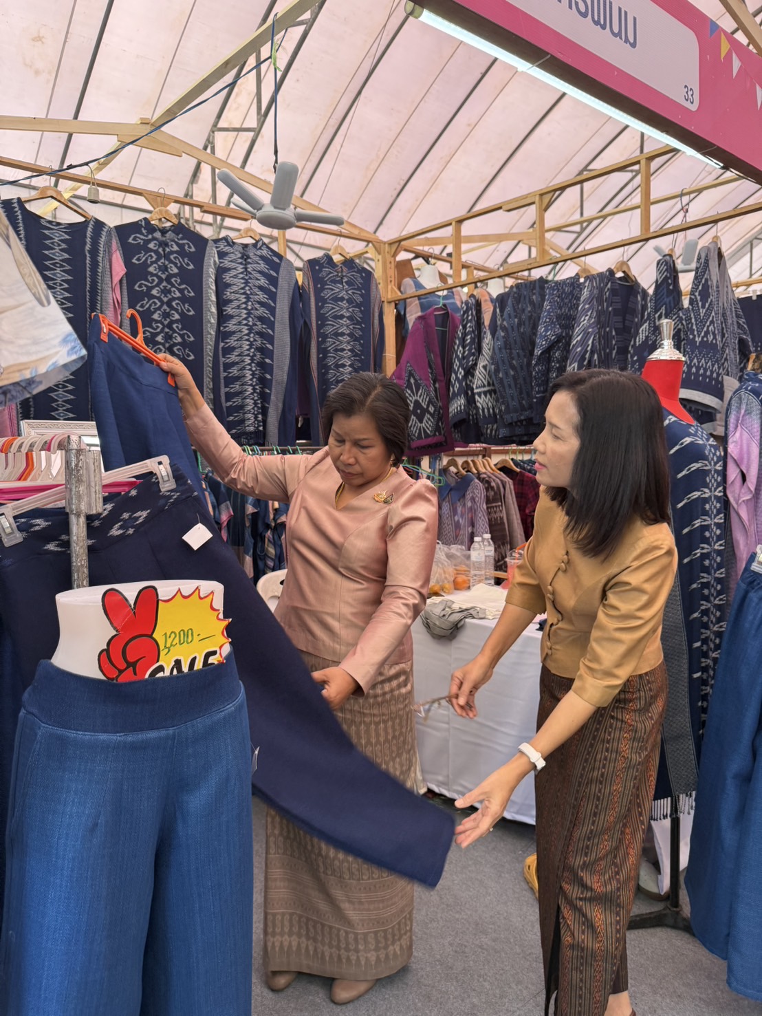 พช. นครพนมร่วมเปิดงานแสดงสินค้า OTOP ภูมิภาค “โอทอป ช้อปสนุก สุขทุกภาค”