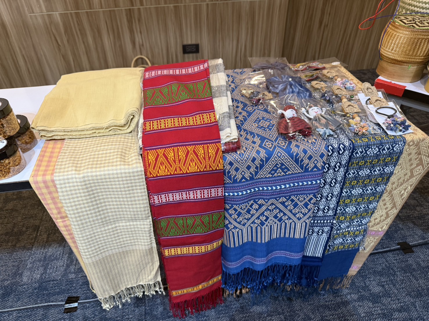 พช.นครพนม พัฒนาผลิตภัณฑ์ OTOP กลุ่มปรับตัวสู่การพัฒนา (Quadrant D) สู่คุณภาพมาตรฐาน