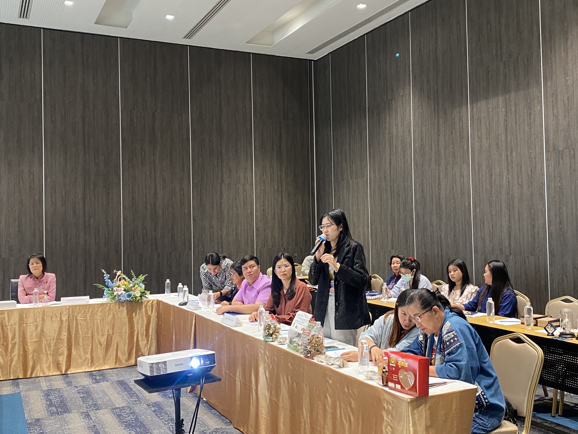 พช.นครพนม ร่วมกิจกรรมเชิงปฏิบัติการเพื่อทบทวนกระบวนการพัฒนาสินค้าที่ระลึก และนำเสนอแบบร่างการออกแบบ (Preliminary Design) ที่ได้จากกิจกรรม “Thailand in a box”