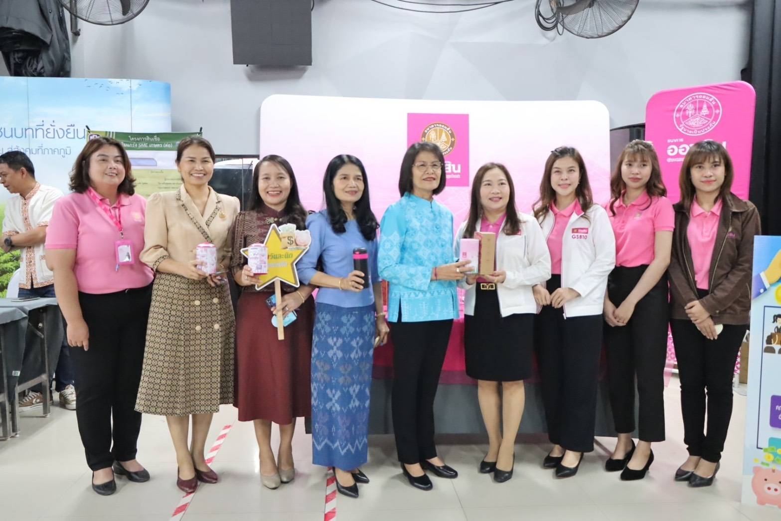 นครพนม สร้างความตระหนักให้เห็นความสำคัญของการออมและมีวินัยทางการเงิน “มหกรรมการออม 51 ปี ทุนชุมชนขับเคลื่อนเศรษฐกิจฐานราก”