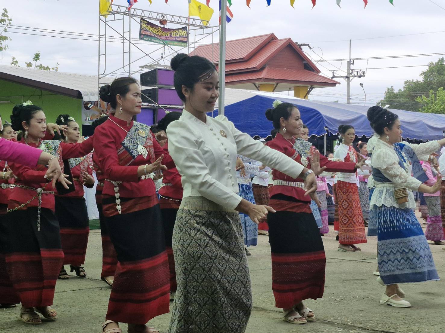 พช.นครพนม ร่วมงานวันสตรีตำบลขามเฒ่า เนื่องในวันสตรีสากล ประจำปี 2568