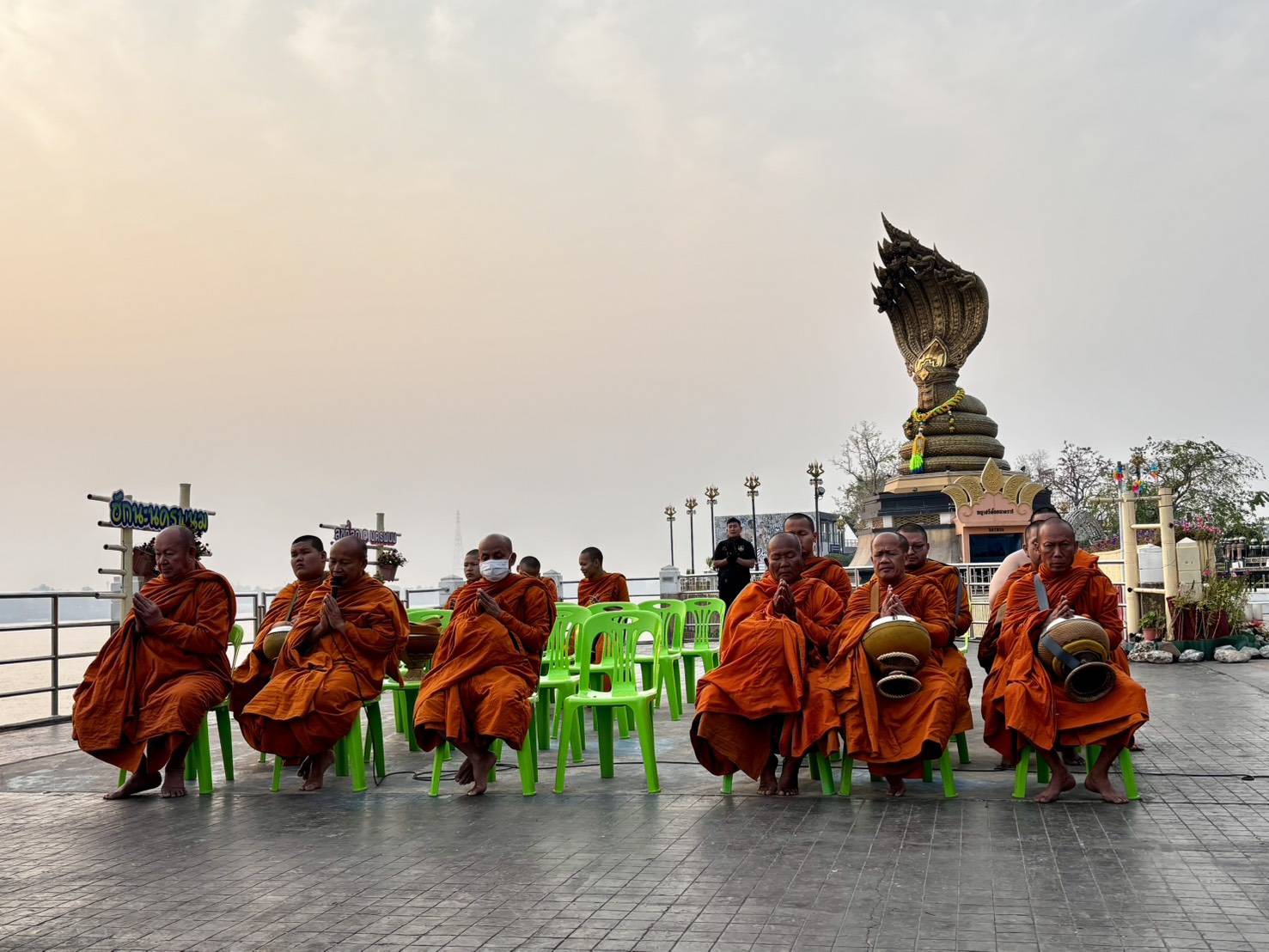 นครพนม หิ้วตะกร้า สวมผ้าไทย ใส่บาตรริมโขง ทุกวันพระ ส่งเสริมการท่องเที่ยวเชิงวัฒนธรรม สืบสานพระพุทธศาสนา