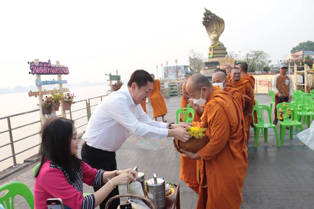 นครพนม หิ้วตะกร้า สวมผ้าไทย ใส่บาตรริมโขง ทุกวันพระ ส่งเสริมการท่องเที่ยวเชิงวัฒนธรรม สืบสานพระพุทธศาสนา