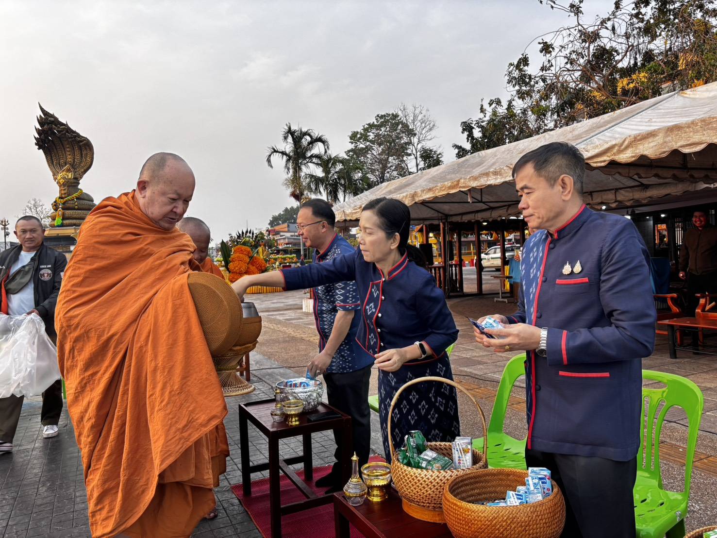 นครพนม หิ้วตะกร้า สวมผ้าไทย ใส่บาตรริมโขง ทุกวันพระ ส่งเสริมการท่องเที่ยวเชิงวัฒนธรรม สืบสานพระพุทธศาสนา