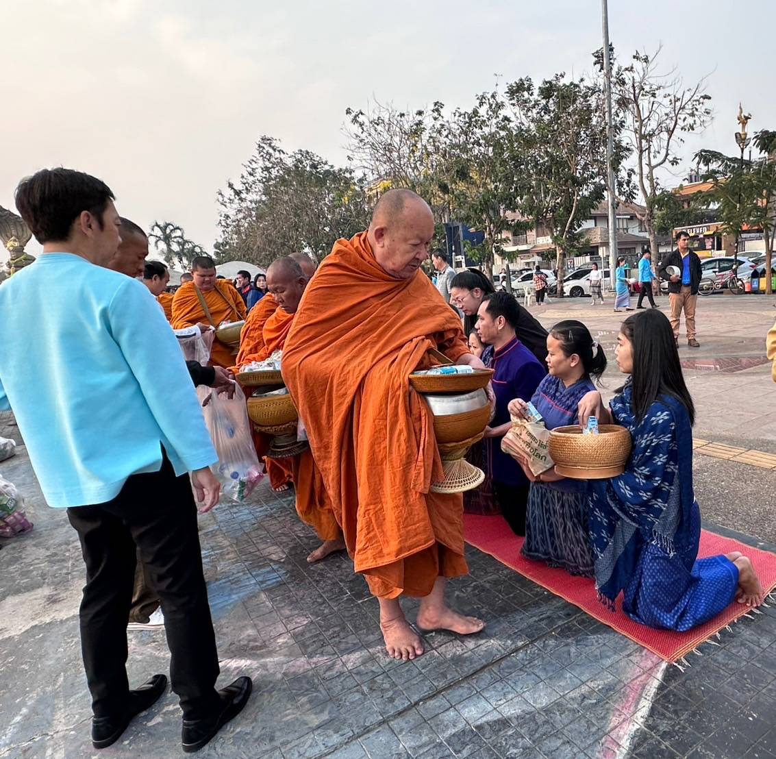 นครพนม หิ้วตะกร้า สวมผ้าไทย ใส่บาตรริมโขง ทุกวันพระ ส่งเสริมการท่องเที่ยวเชิงวัฒนธรรม สืบสานพระพุทธศาสนา