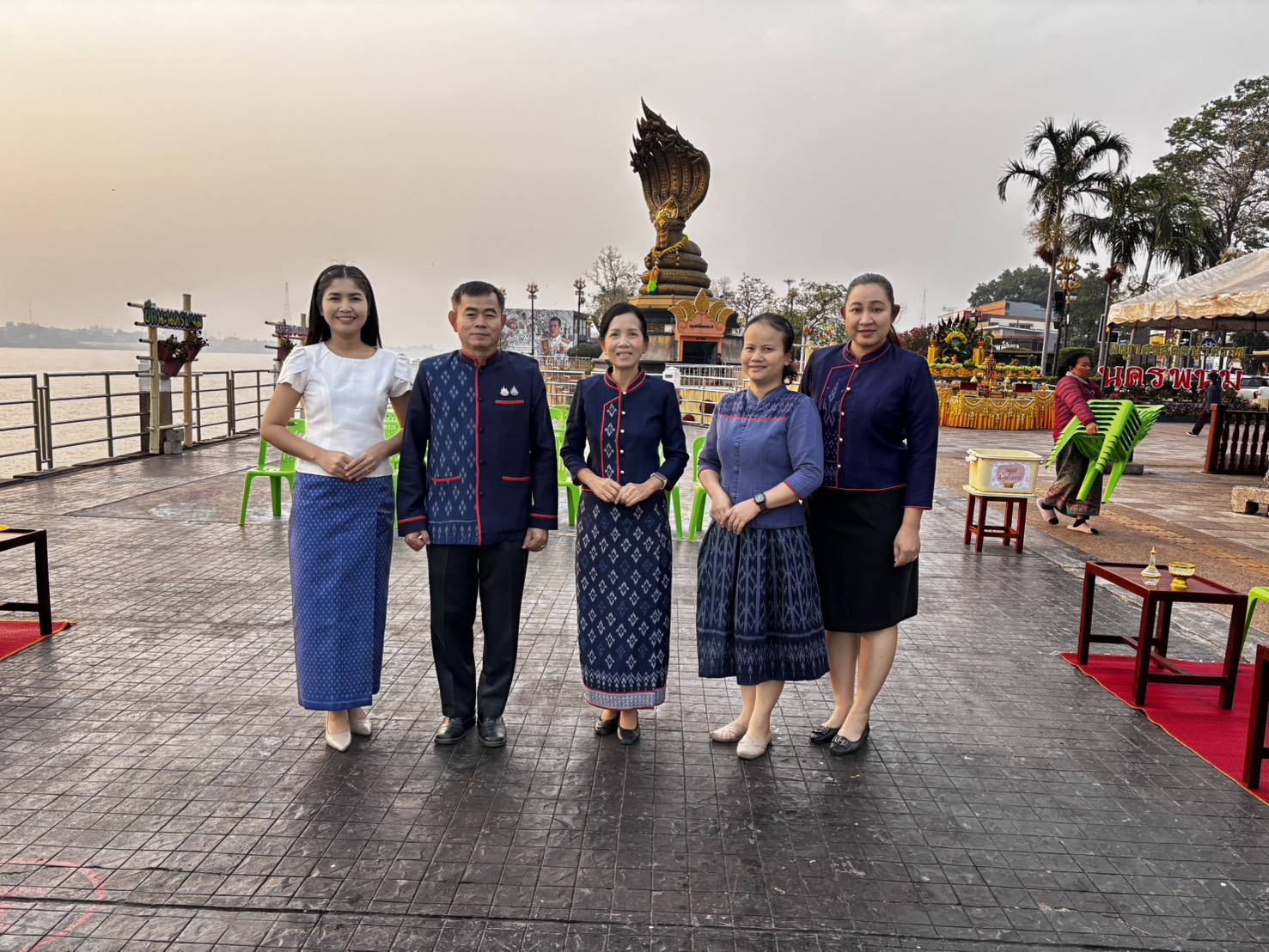 นครพนม หิ้วตะกร้า สวมผ้าไทย ใส่บาตรริมโขง ทุกวันพระ ส่งเสริมการท่องเที่ยวเชิงวัฒนธรรม สืบสานพระพุทธศาสนา