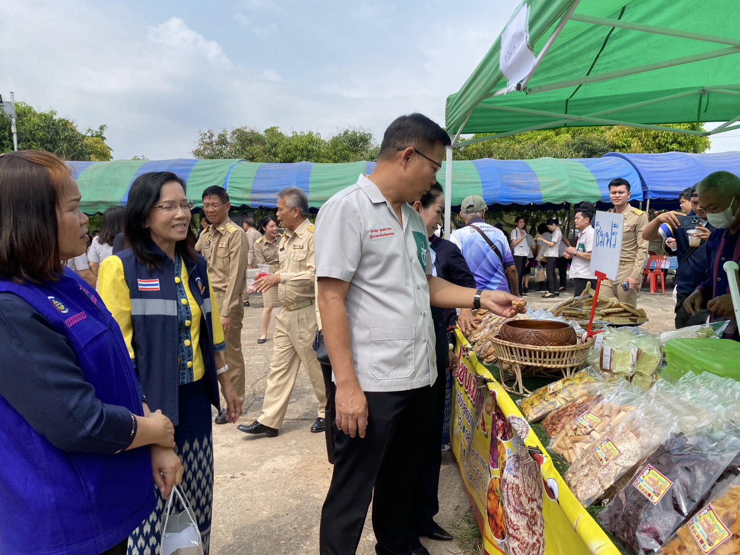พช.นครพนม ร่วมโครงการจังหวัดเคลื่อนที่แบบบูรณาการ “หน่วยบำบัดทุกข์ บำรุงสุข สร้างรอยยิ้มให้ประชาชน จังหวัดนครพนม” ในพื้นที่อำเภอเรณูนคร จังหวัดนครพนม