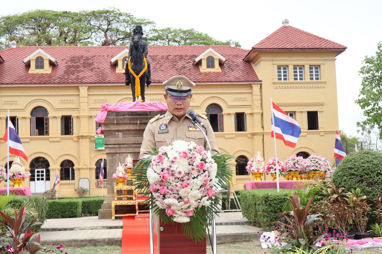 พช.นครพนม ร่วมพิธีถวายราชสักการะพระบาทสมเด็จพระจุลจอมเกล้าเจ้าอยู่หัว เนื่องในวันท้องถิ่นไทย ประจำปี 2568