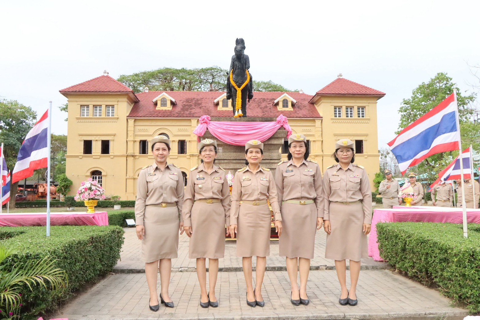 พช.นครพนม ร่วมพิธีถวายราชสักการะพระบาทสมเด็จพระจุลจอมเกล้าเจ้าอยู่หัว เนื่องในวันท้องถิ่นไทย ประจำปี 2568
