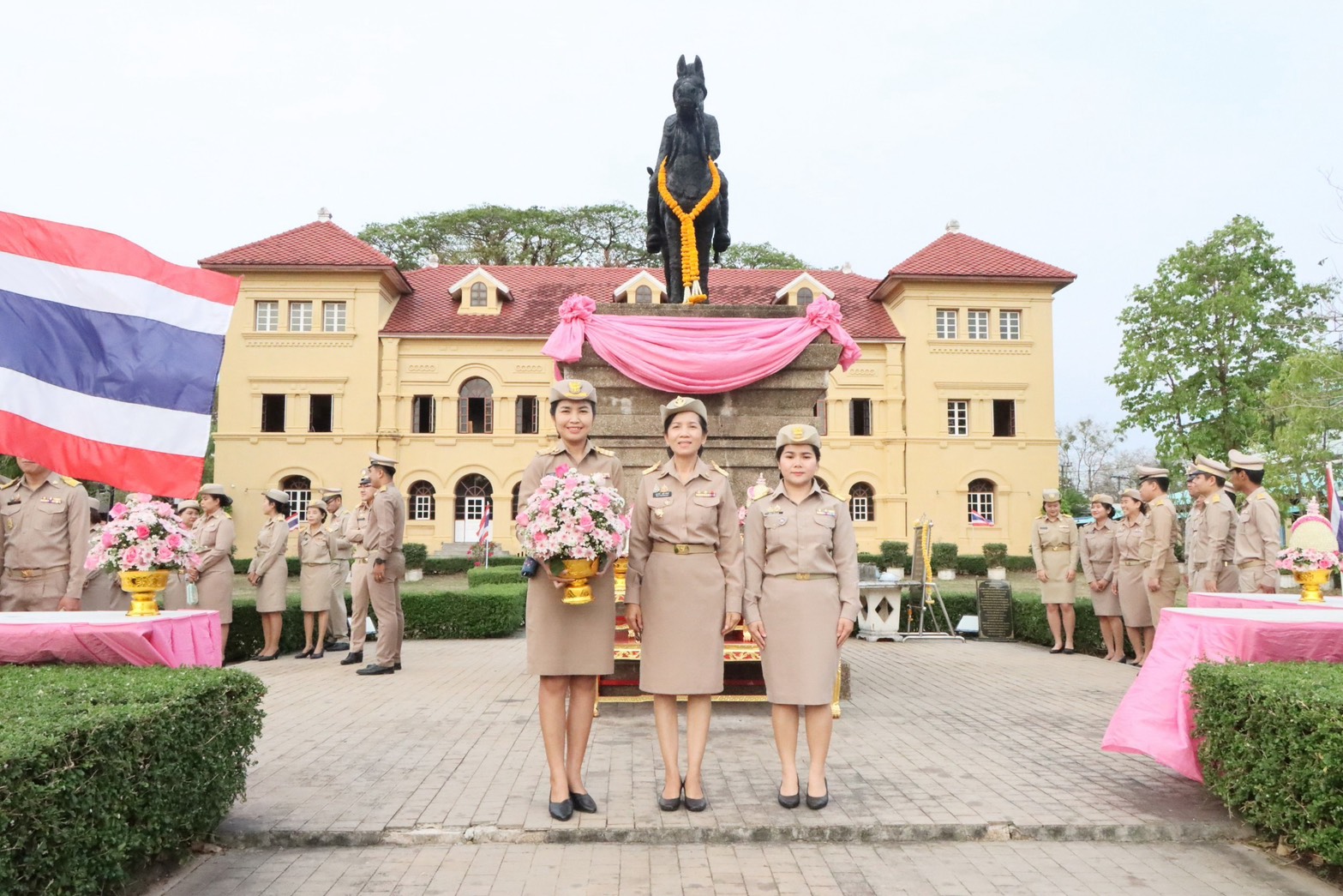 พช.นครพนม ร่วมพิธีถวายราชสักการะพระบาทสมเด็จพระจุลจอมเกล้าเจ้าอยู่หัว เนื่องในวันท้องถิ่นไทย ประจำปี 2568