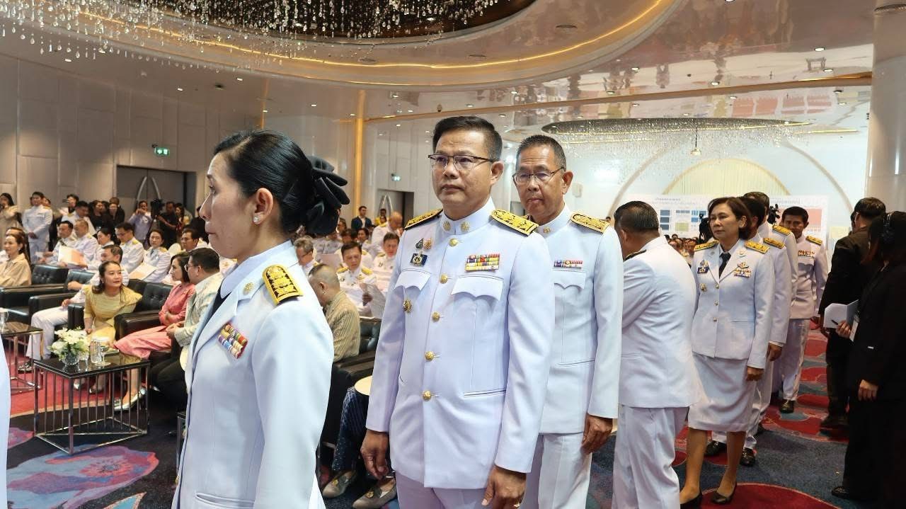 ผู้ว่าฯ นครพนม ร่วมพิธีรับมอบแบบลายผ้าพระราชทาน “ผ้าลายสิริราชพัสตราภรณ์”