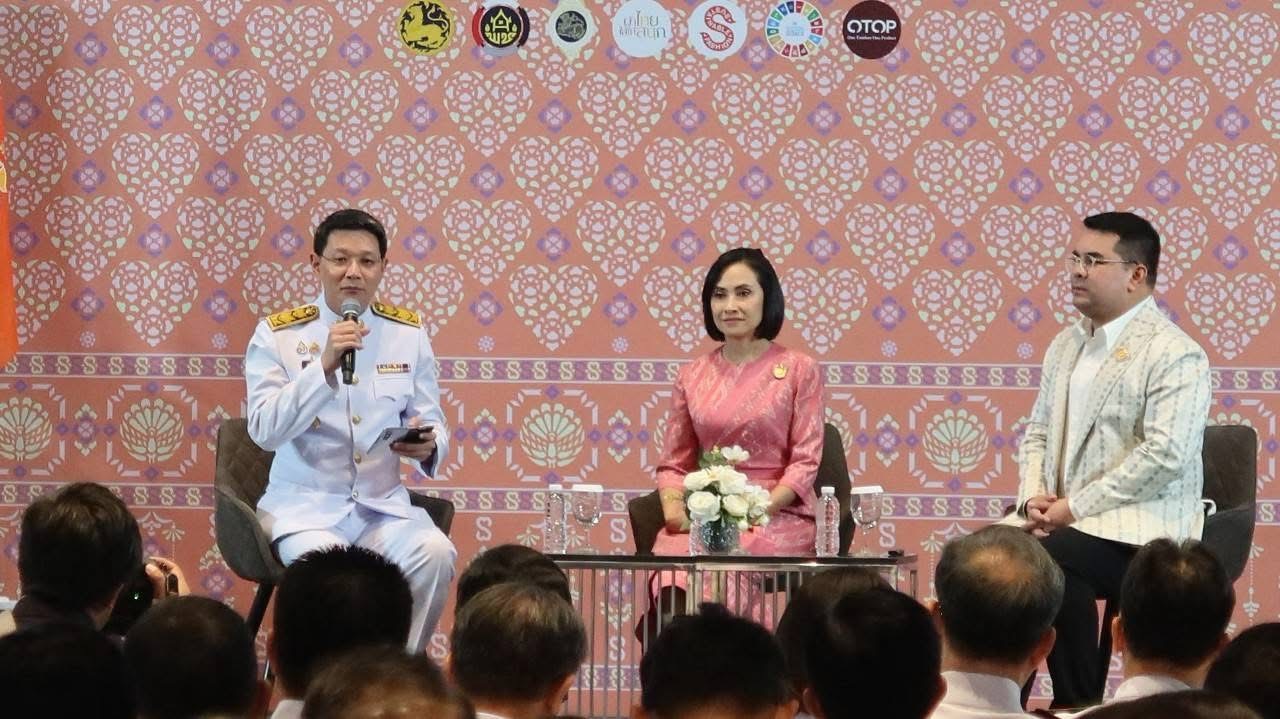 ผู้ว่าฯ นครพนม ร่วมพิธีรับมอบแบบลายผ้าพระราชทาน “ผ้าลายสิริราชพัสตราภรณ์”