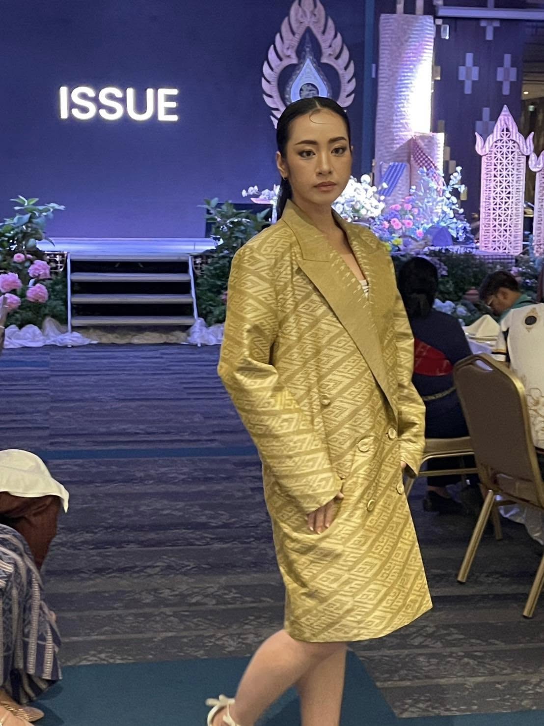 พช.นครพนม ร่วมกับ มหาวิทยาลัยนครพนม จัดเดินแบบแบบผ้าไทย (Fashion Show) “ผ้าไทยใส่ให้สนุก” ในงานประชุมแม่บ้านมหาดไทย 20 จังหวัดภาคตะวันออกเฉียงเหนือ