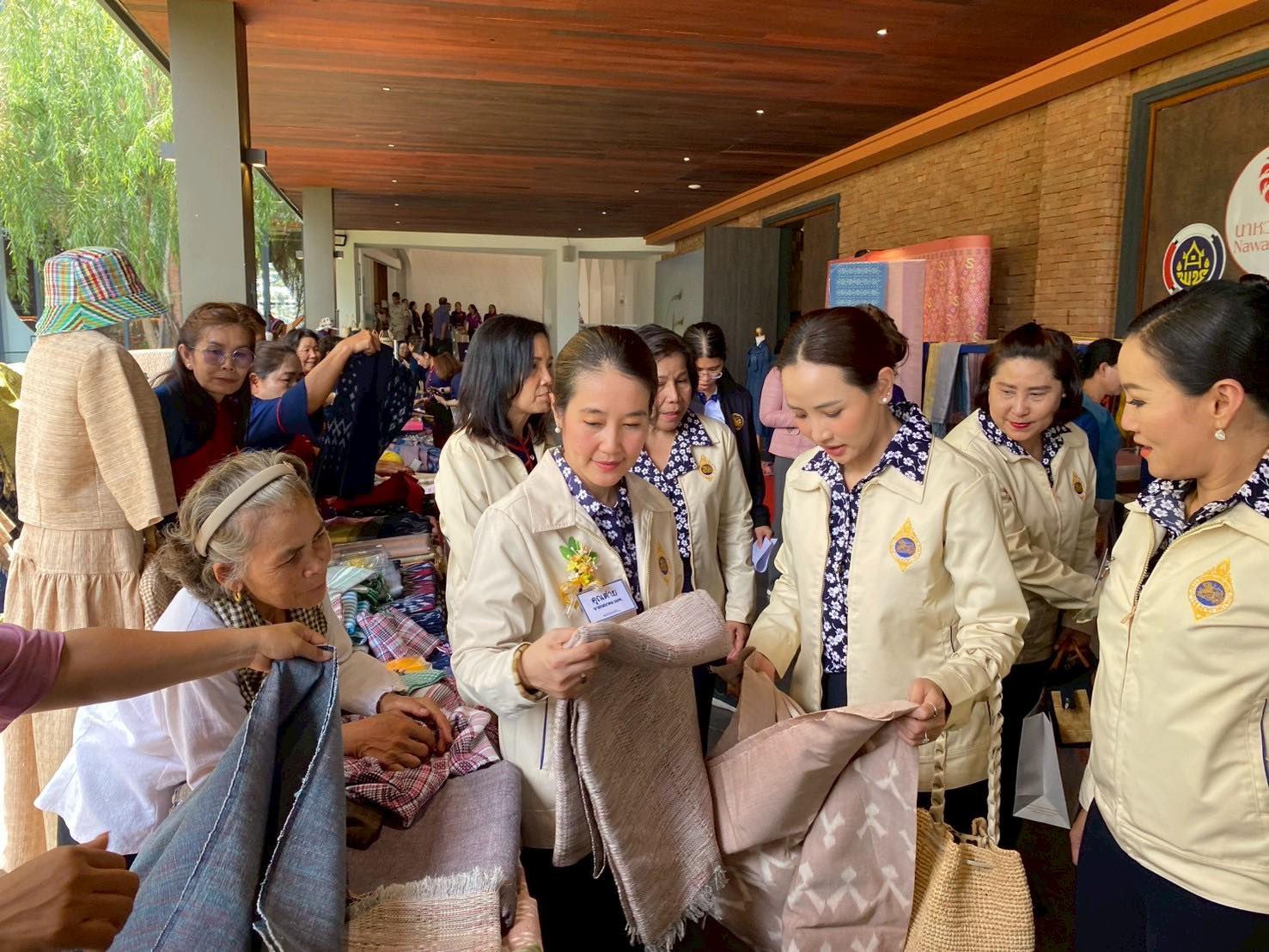 นครพนม จัดแสดงผลิตภัณฑ์ OTOP เด่น จังหวัดนครพนม ในการประชุมแม่บ้านมหาดไทย 20 จังหวัดภาคตะวันออกเฉียงเหนือ