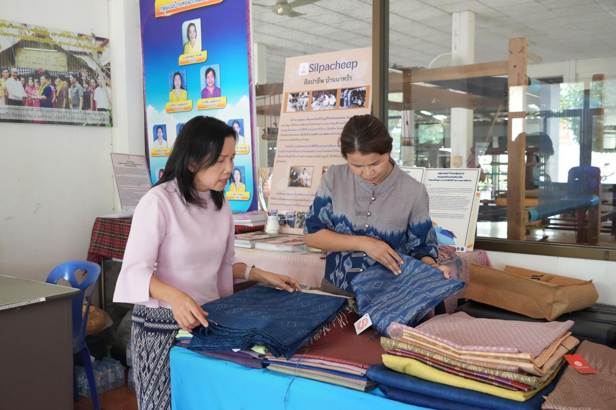 พช.นครพนม ติดตามตรวจเยี่ยมกลุ่มทอผ้าเพื่อนำไปตัดชุดเสื้อผ้าไทยผ้าพื้นเมือง สำหรับคณะรัฐมนตรีได้สวมใส่ในการเข้าร่วมประชุม ครม.สัญจร