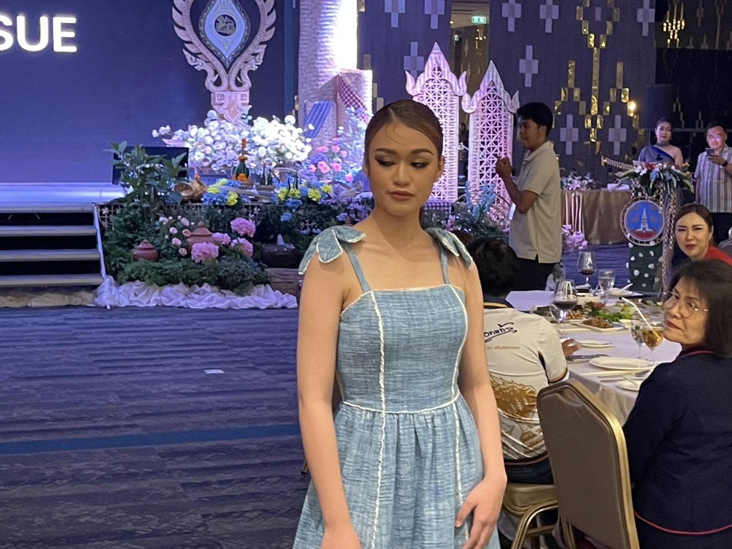 พช.นครพนม ร่วมกับ มหาวิทยาลัยนครพนม จัดเดินแบบแบบผ้าไทย (Fashion Show) “ผ้าไทยใส่ให้สนุก” ในงานประชุมแม่บ้านมหาดไทย 20 จังหวัดภาคตะวันออกเฉียงเหนือ
