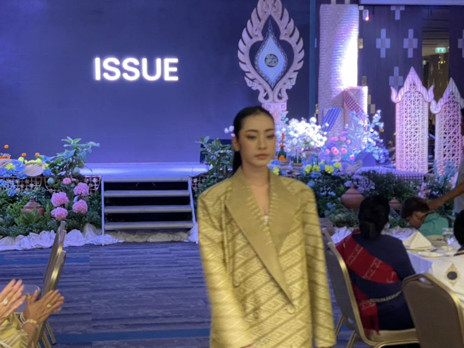 พช.นครพนม ร่วมกับ มหาวิทยาลัยนครพนม จัดเดินแบบแบบผ้าไทย (Fashion Show) “ผ้าไทยใส่ให้สนุก” ในงานประชุมแม่บ้านมหาดไทย 20 จังหวัดภาคตะวันออกเฉียงเหนือ