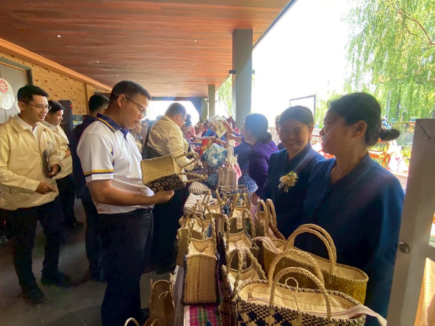 นครพนม จัดแสดงผลิตภัณฑ์ OTOP เด่น จังหวัดนครพนม ในการประชุมแม่บ้านมหาดไทย 20 จังหวัดภาคตะวันออกเฉียงเหนือ