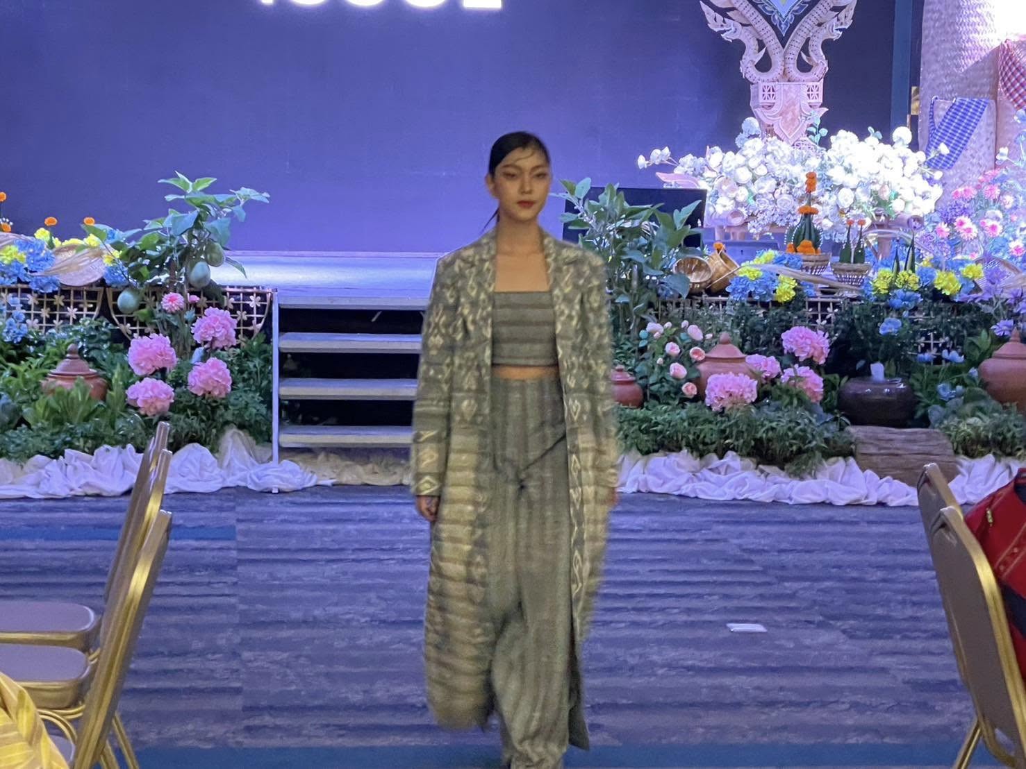 พช.นครพนม ร่วมกับ มหาวิทยาลัยนครพนม จัดเดินแบบแบบผ้าไทย (Fashion Show) “ผ้าไทยใส่ให้สนุก” ในงานประชุมแม่บ้านมหาดไทย 20 จังหวัดภาคตะวันออกเฉียงเหนือ