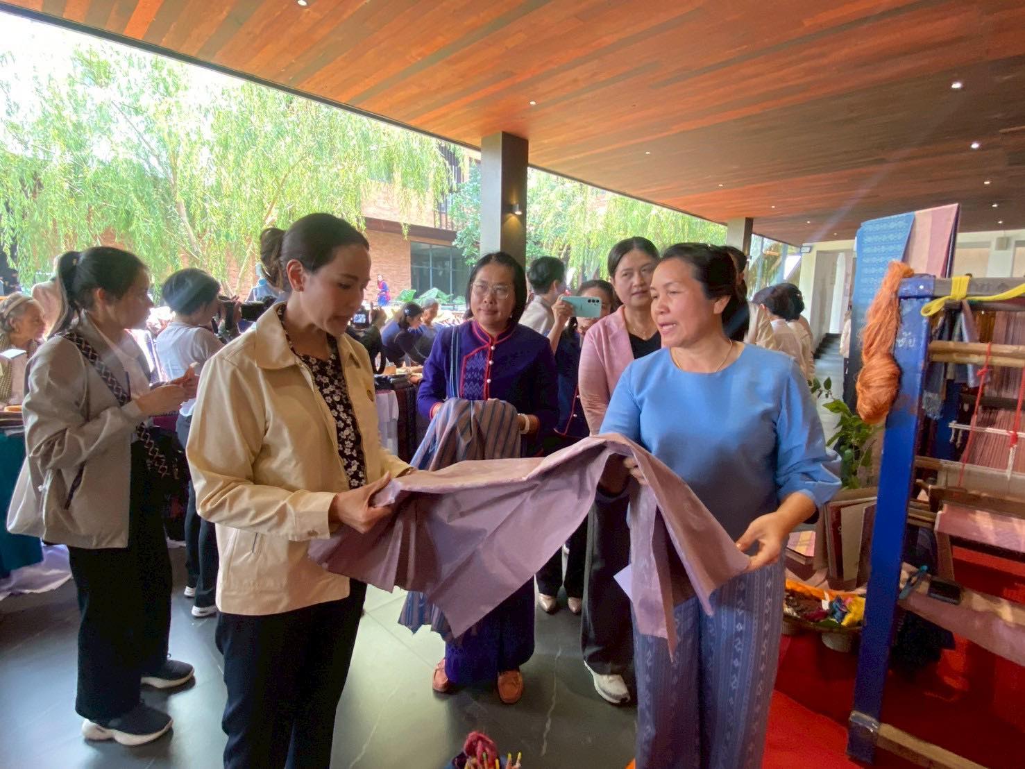 นครพนม จัดแสดงผลิตภัณฑ์ OTOP เด่น จังหวัดนครพนม ในการประชุมแม่บ้านมหาดไทย 20 จังหวัดภาคตะวันออกเฉียงเหนือ