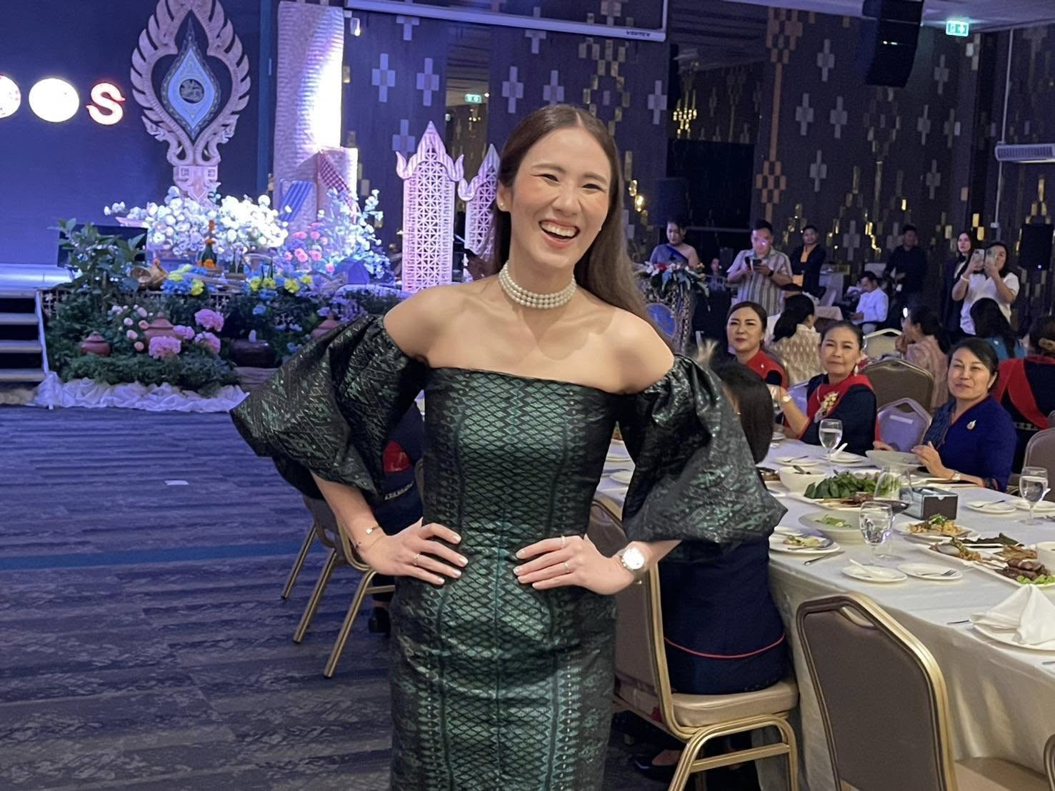 พช.นครพนม ร่วมกับ มหาวิทยาลัยนครพนม จัดเดินแบบแบบผ้าไทย (Fashion Show) “ผ้าไทยใส่ให้สนุก” ในงานประชุมแม่บ้านมหาดไทย 20 จังหวัดภาคตะวันออกเฉียงเหนือ
