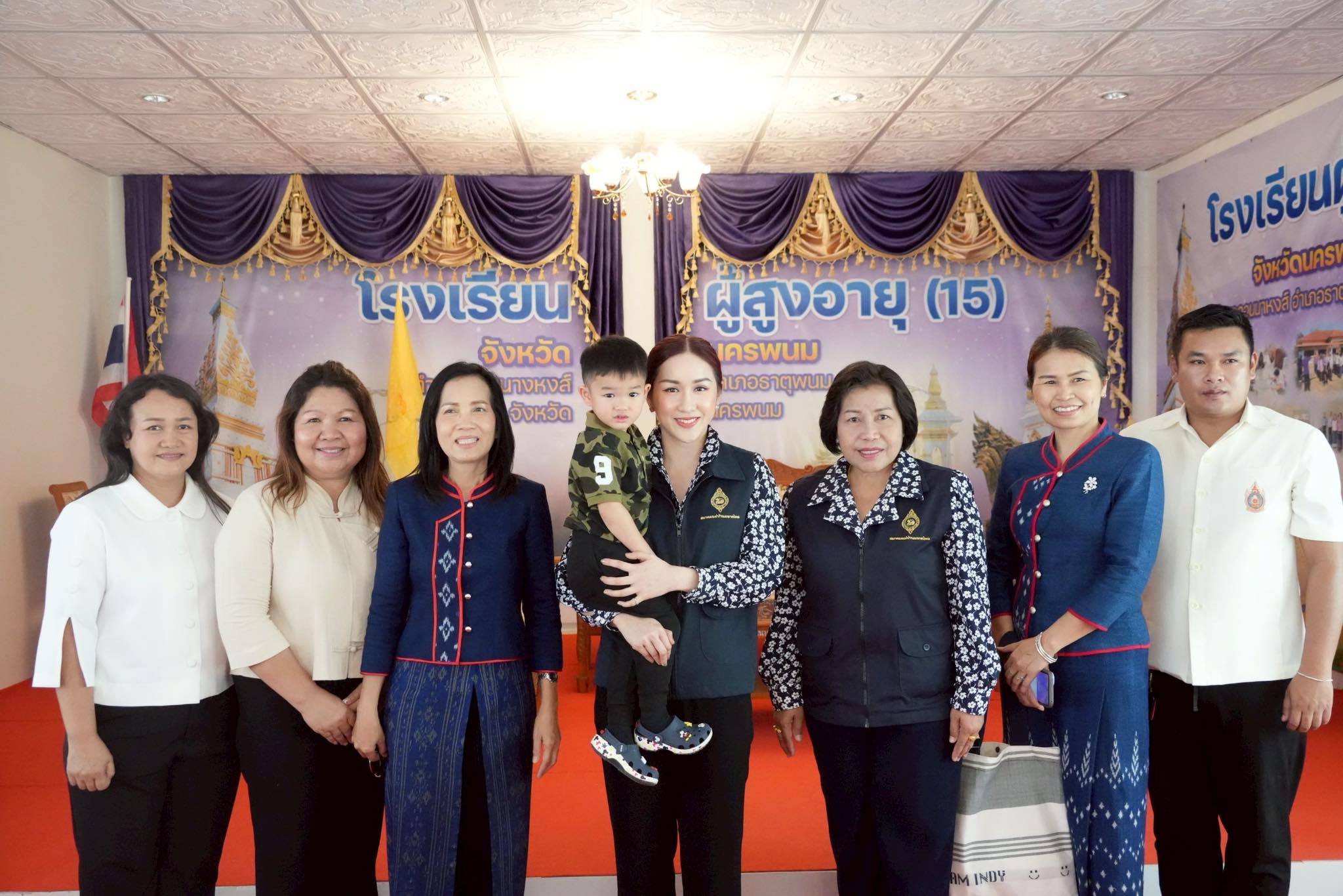 แม่บ้านมหาดไทย 20 จังหวัดภาคตะวันออกเฉียงเหนือ มอบทุนการศึกษาให้แก่เด็กนักเรียน จักรยานขาไถ พร้อมอุปกรณ์เซฟตี้ และอุปกรณ์กีฬาให้แก่ศูนย์พัฒนาเด็กเล็กบ้านดอนนางหงส์